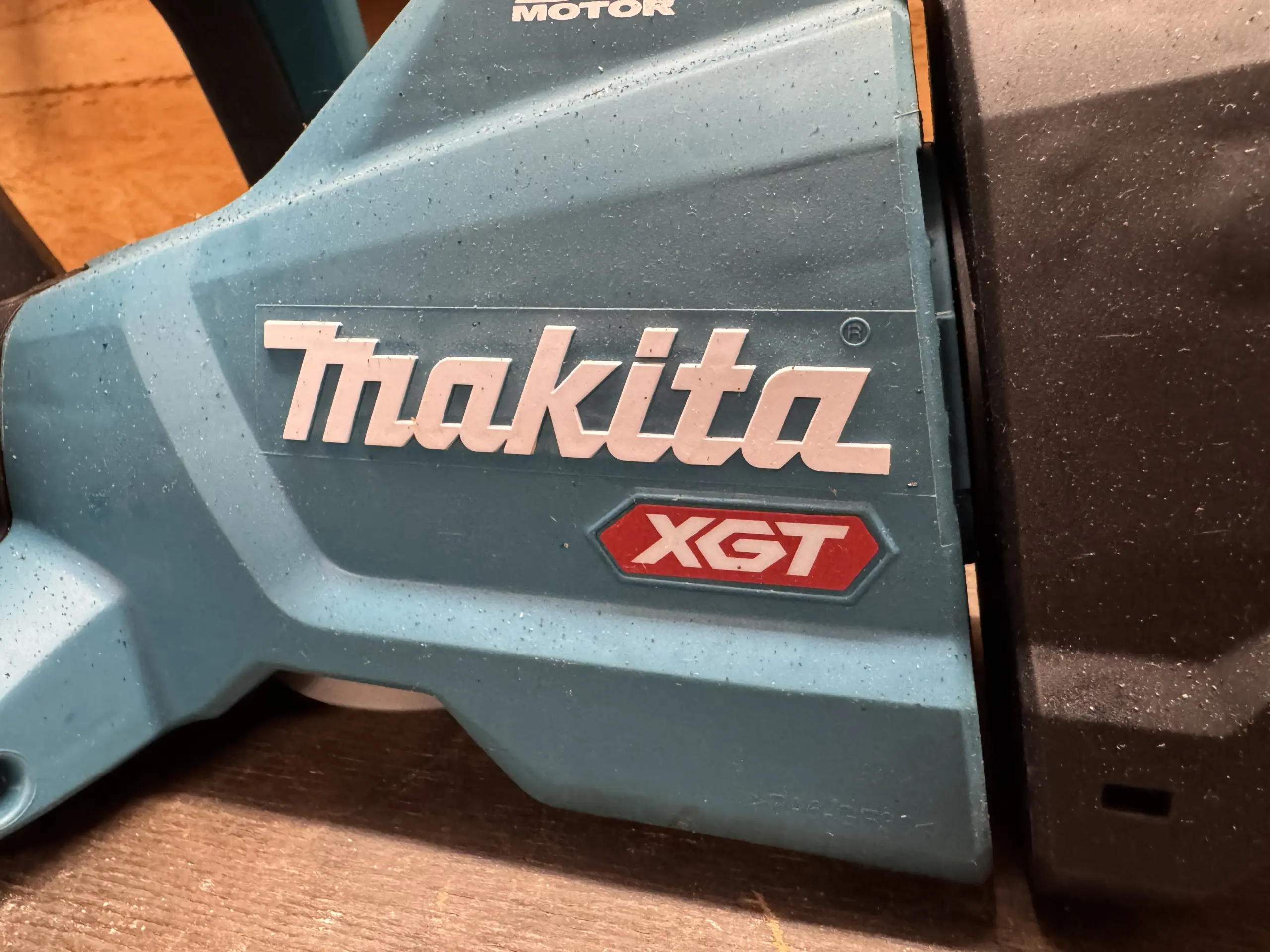 Makita XGT Logo an einer 40V XGT Heckenschere als Detailaufnahme