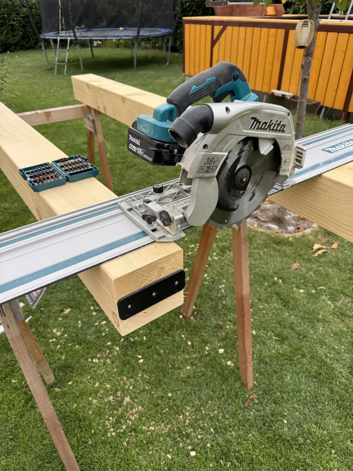 Makita DHS900 auf Makita Führungsschiene beim Zuschnitt von Holz am Carport