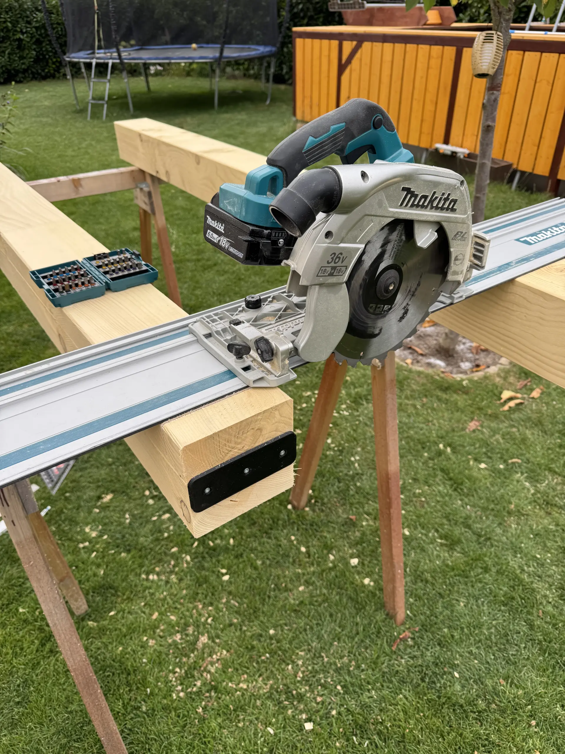 Makita DHS900 auf Führungsschiene beim Zuschnitt von Carport-Holz
