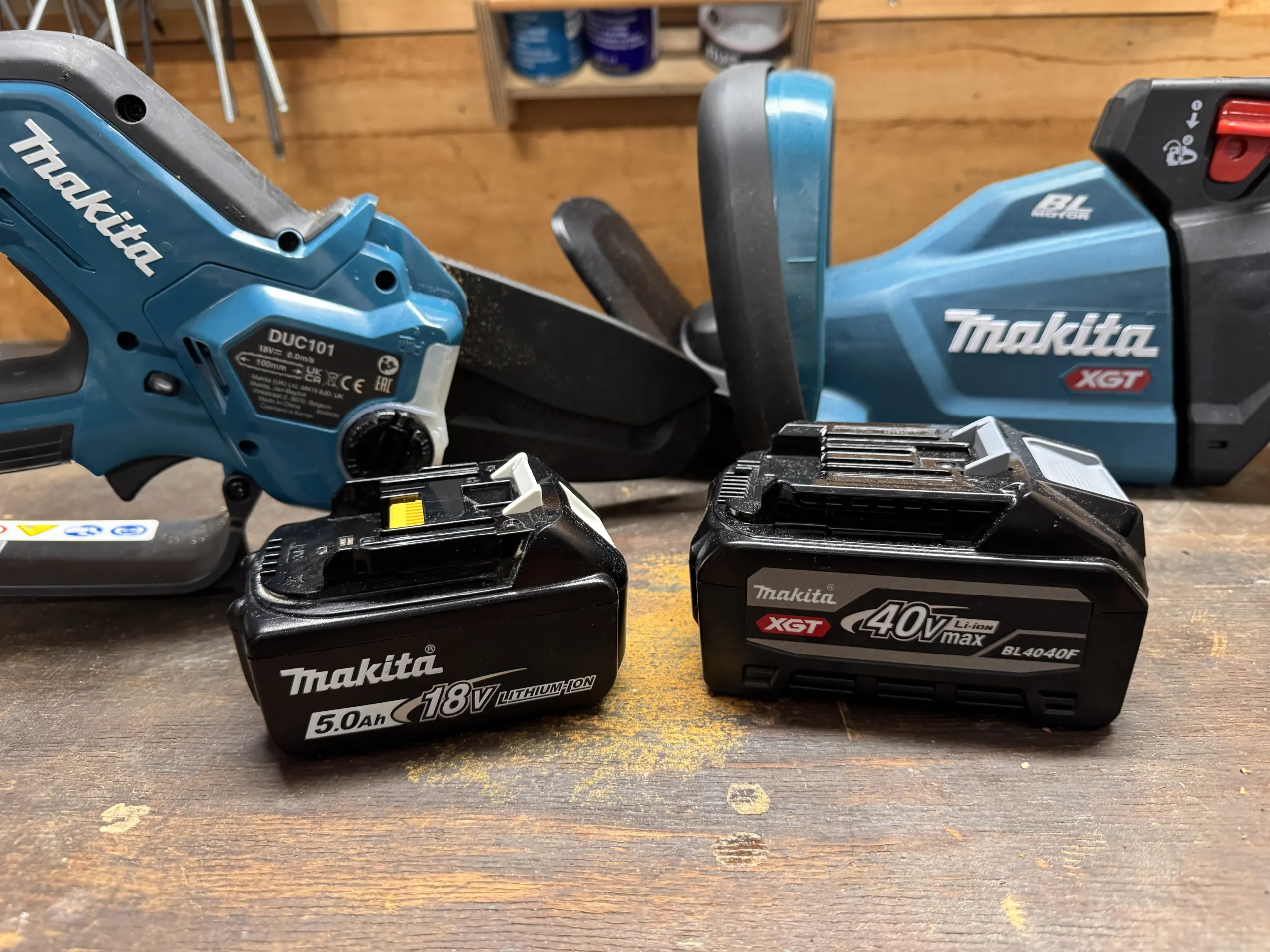 Makita BL4040F XGT Akku neben 18V LXT Akku als Größenvergleich zwischen Makita XGT und LXT