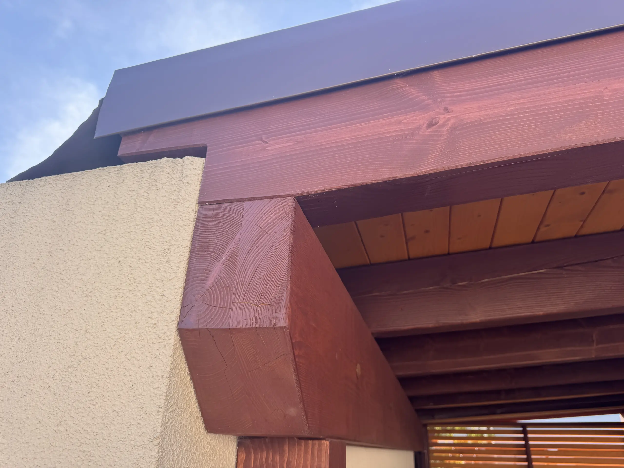 Carport-Anschluss an eine Fertiggarage mit Holzrahmen als Beispiel für die Werkzeugwahl zwischen Makita XGT, LXT und Kabel