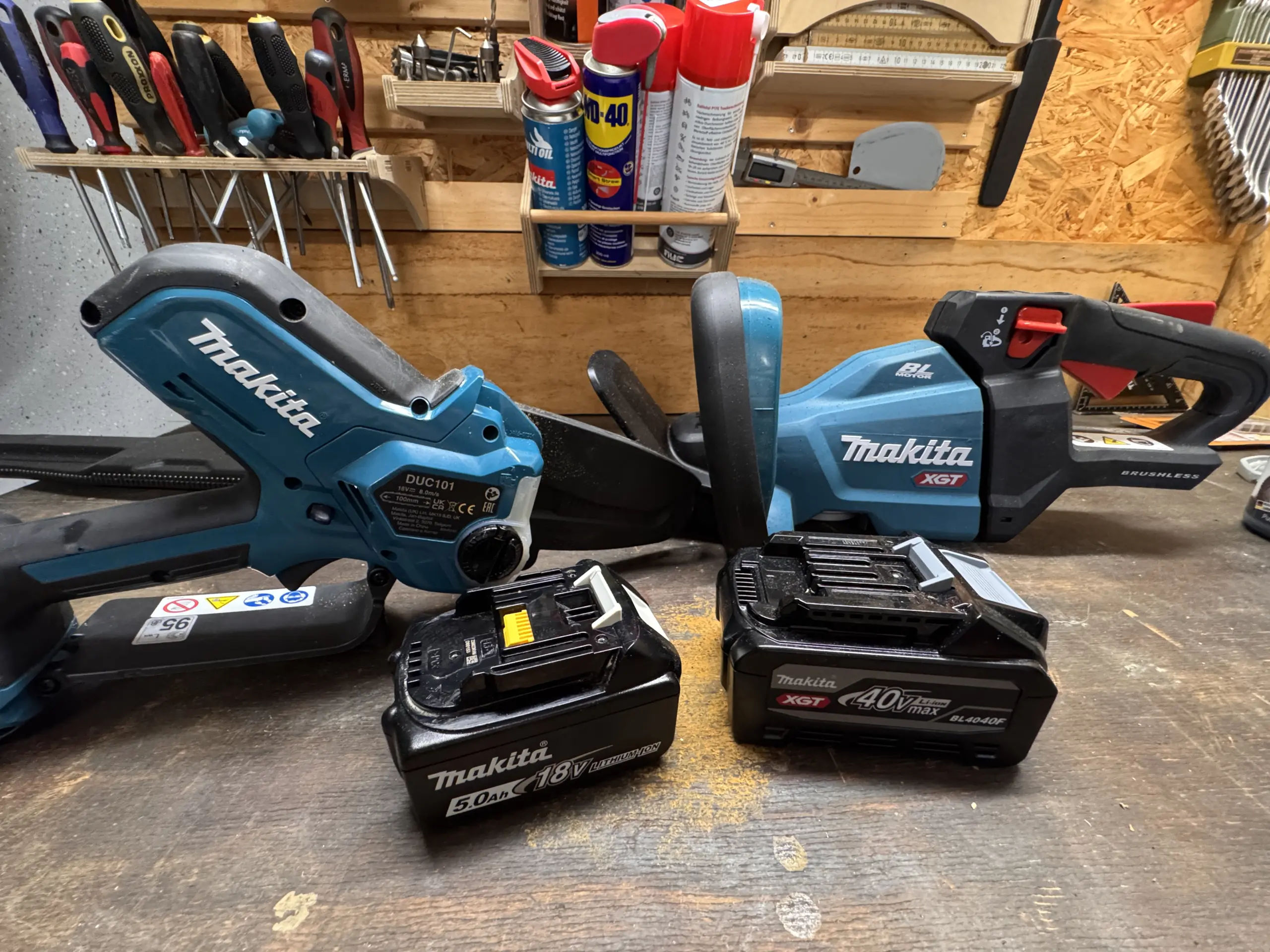 Makita XGT vs LXT Vergleich mit 18V LXT Akku, BL4040F XGT Akku, DUC101 Astsäge und XGT Heckenschere