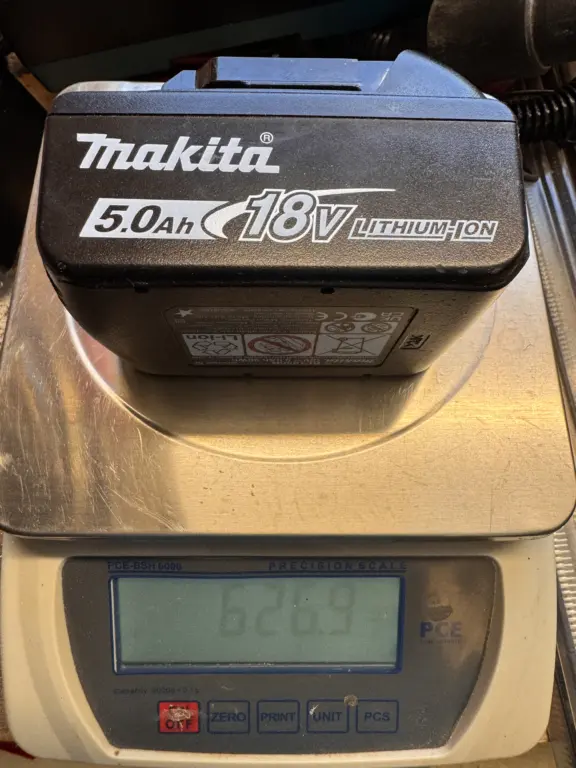 Makita BL1850B 18V 5,0 Ah Akku auf einer Werkstattwaage mit gemessenem Gewicht von 626,9 Gramm