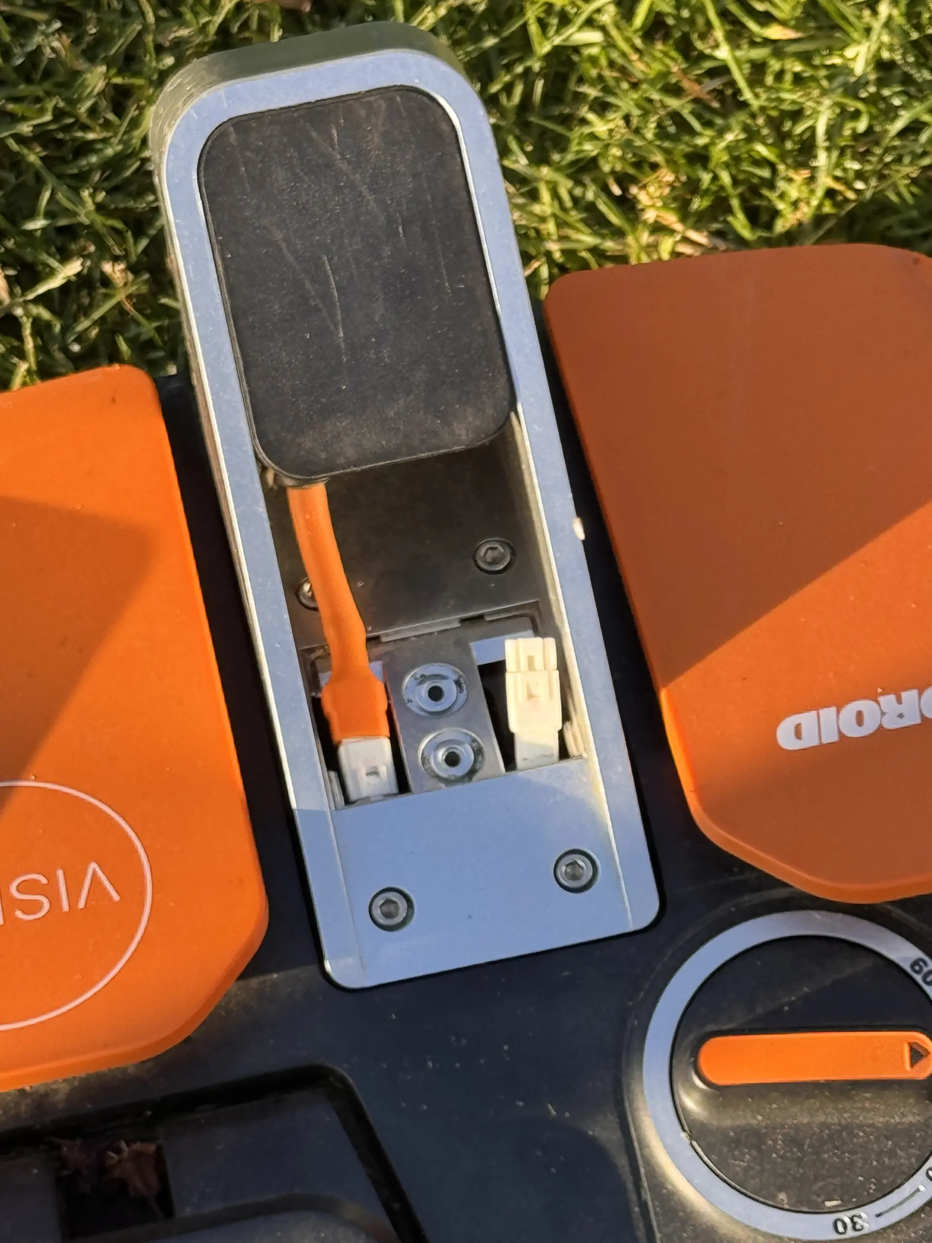 Worx Vision Kameraabdeckung geöffnet mit sichtbarem Verbindungskabel der Kamera