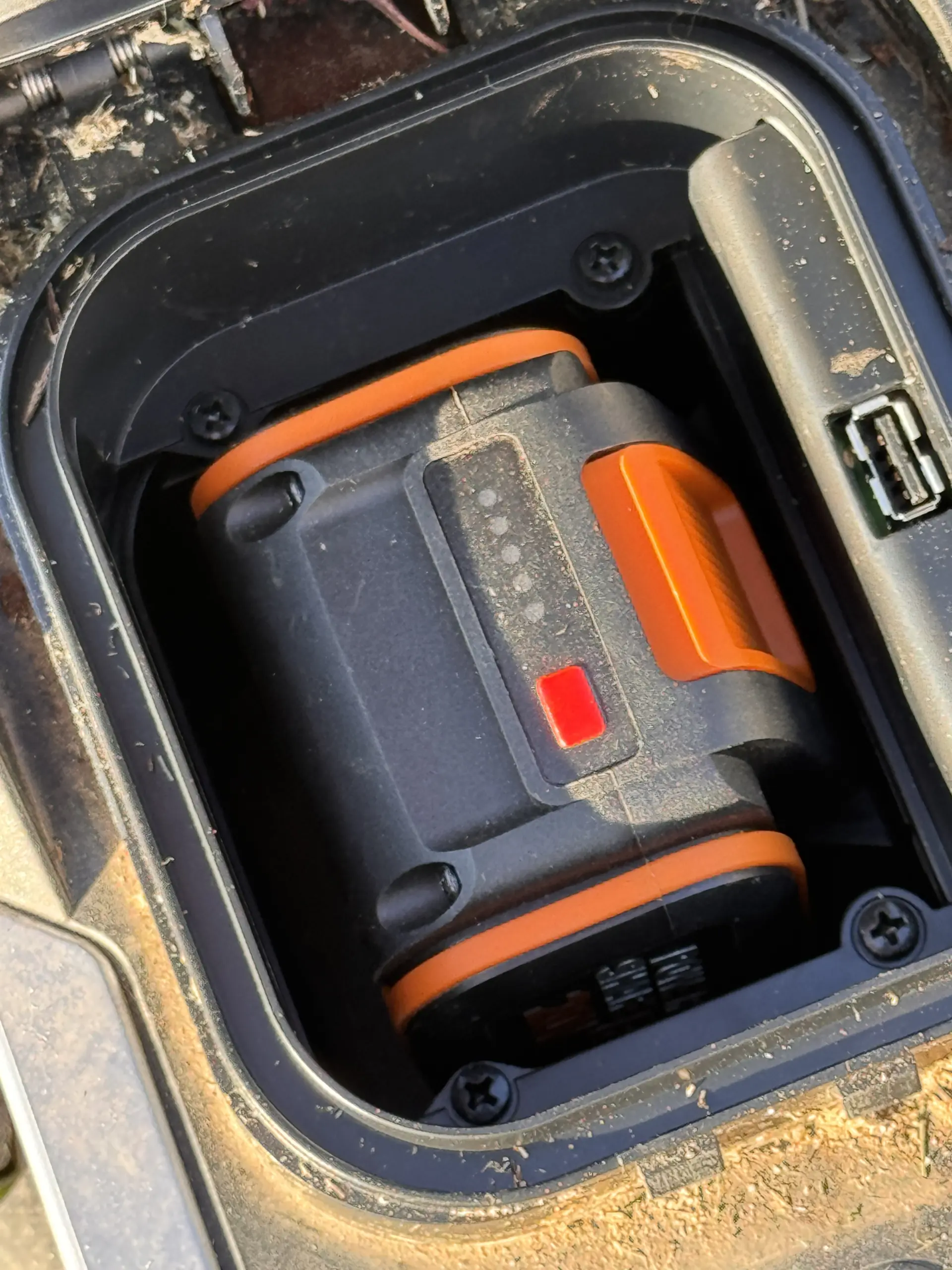 Worx Vision Kamerafehler E13 – USB-Anschluss im Akkuschacht zum Kopieren der Logdatei