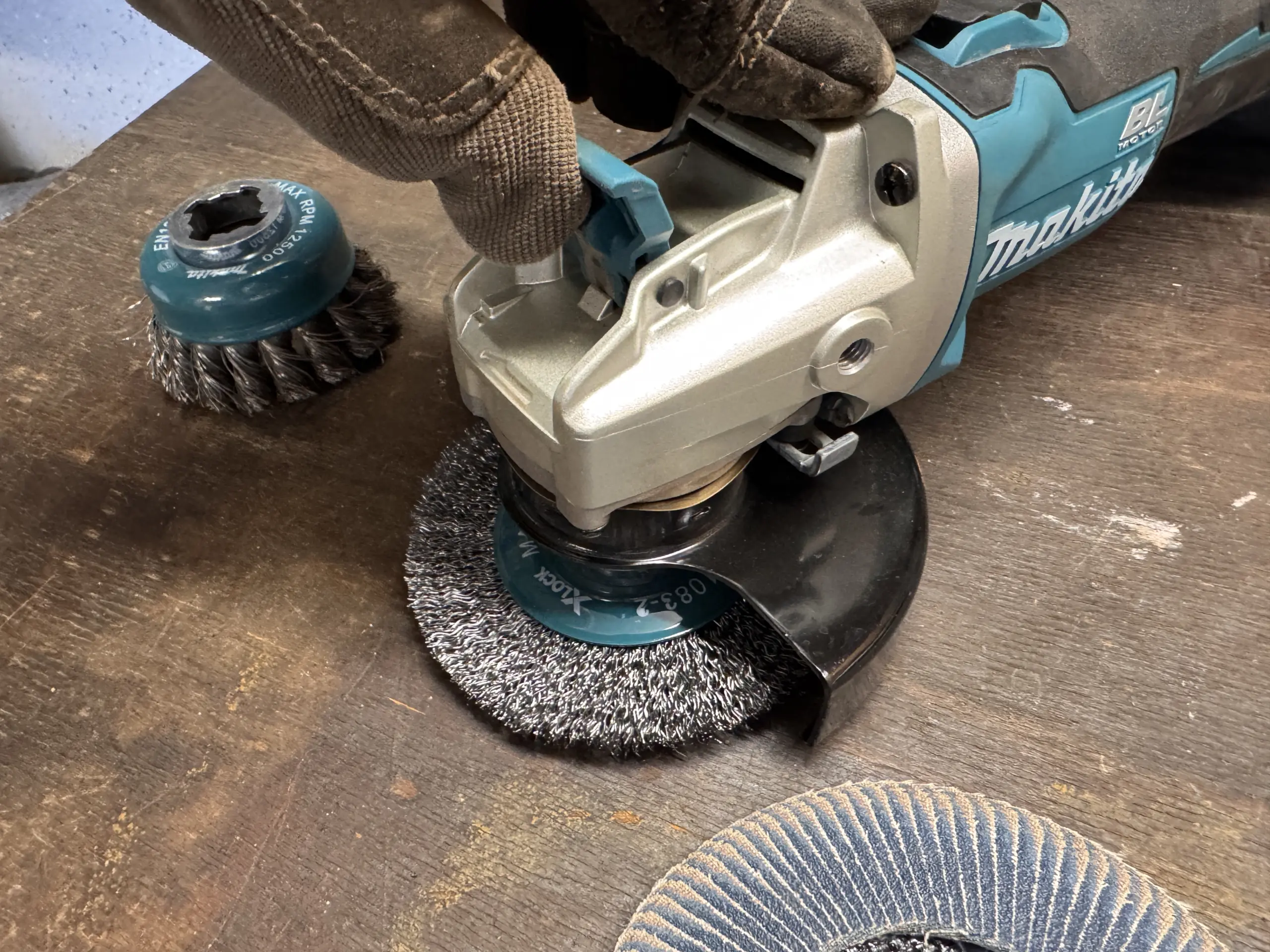 X-LOCK-Hebel am Makita DGA521 neben der montierten Drahtbürste