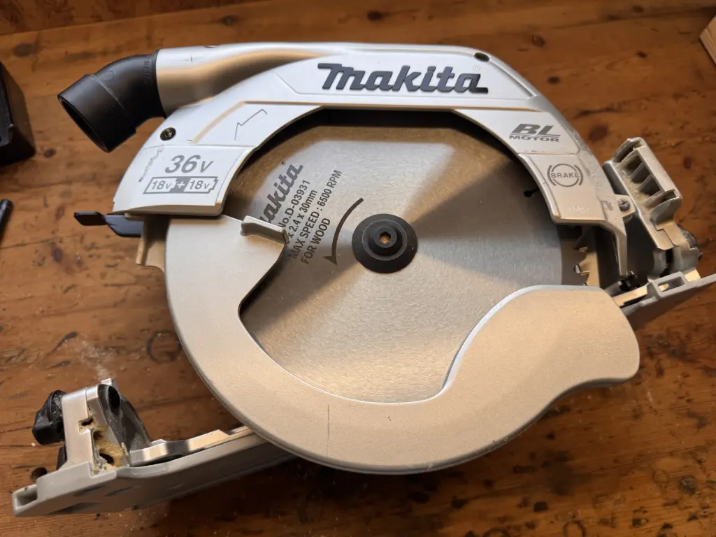 Makita DHS900 mit montiertem Makita D-03931 48-Zahn-Sägeblatt
