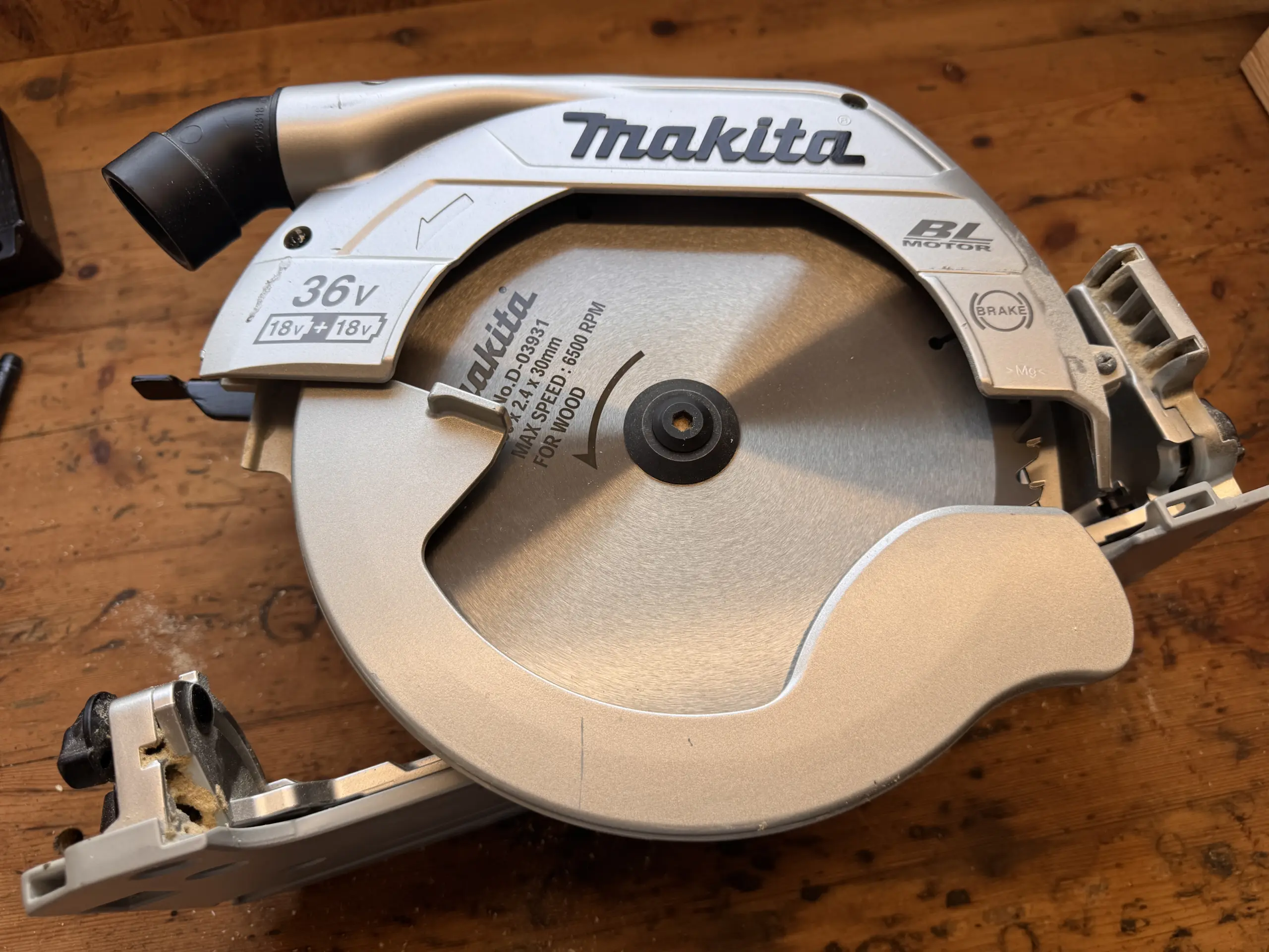 Makita D-03931 Sägeblatt 235 x 30 mm mit 48 Zähnen für saubere Schnitte
