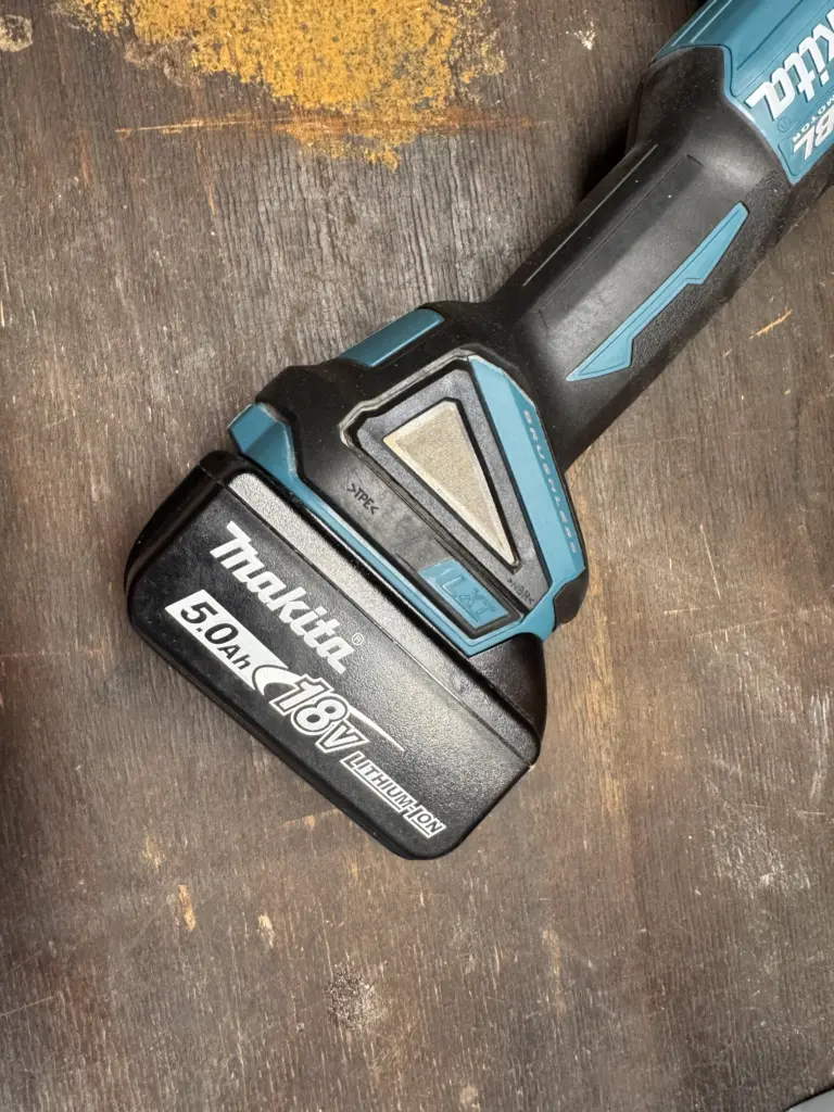 Makita BL1850B 5,0 Ah Akku eingesetzt am Makita DGA521 Winkelschleifer
