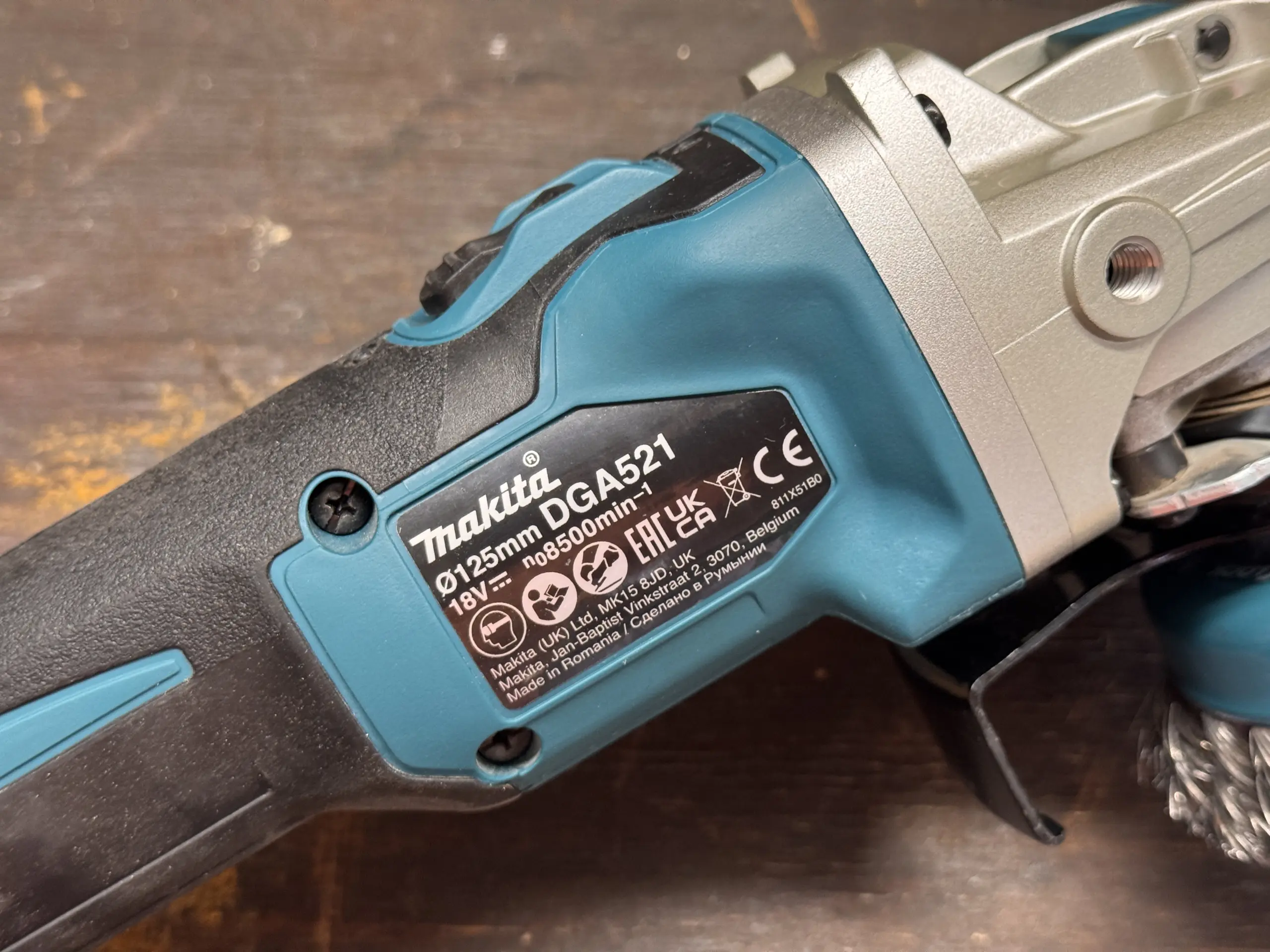 Typenschild des Makita DGA521 mit 18V, 125 mm und 8.500 min⁻¹