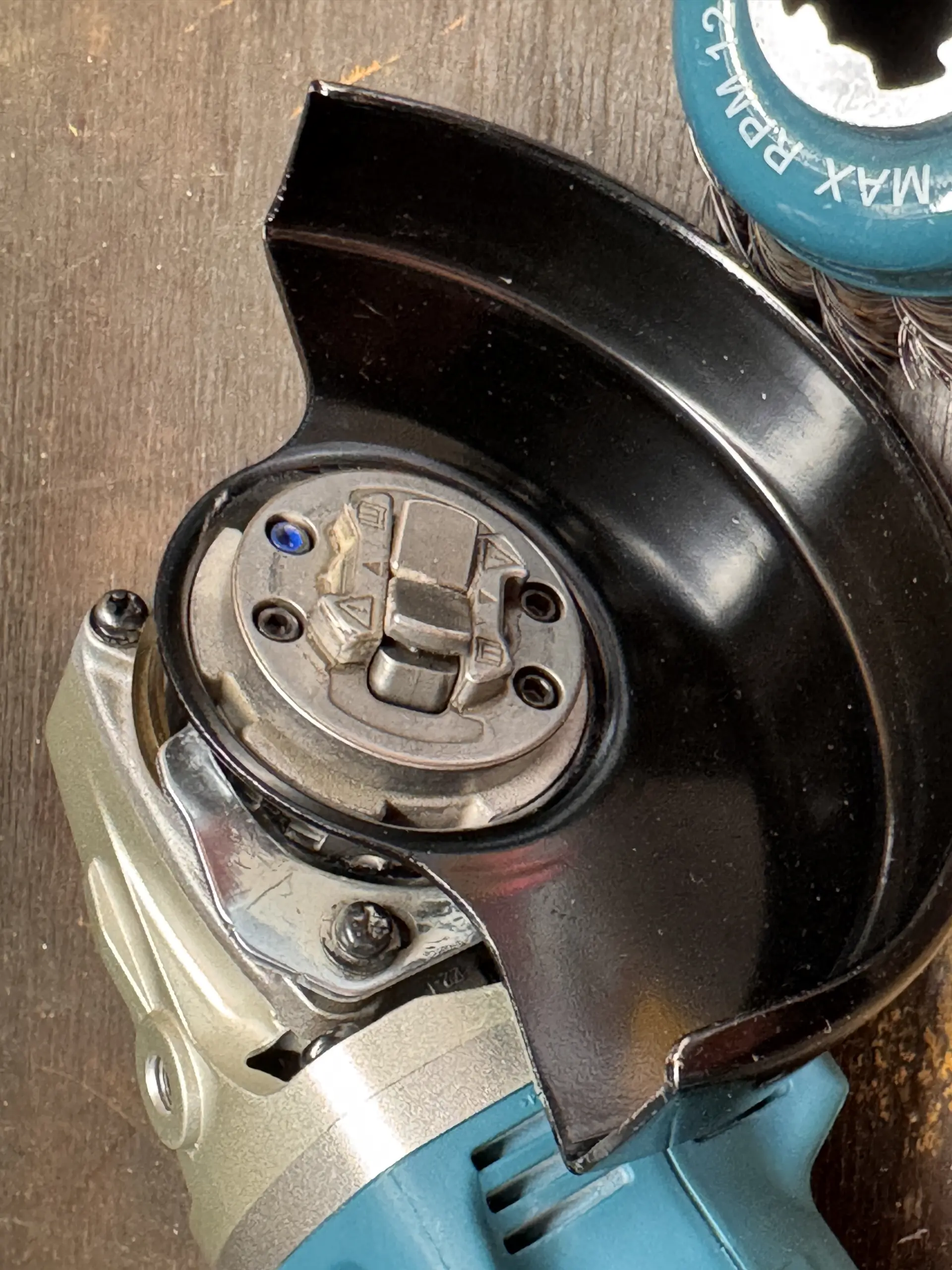 Freie X-LOCK-Aufnahme am Makita DGA521 vor dem Zubehörwechsel