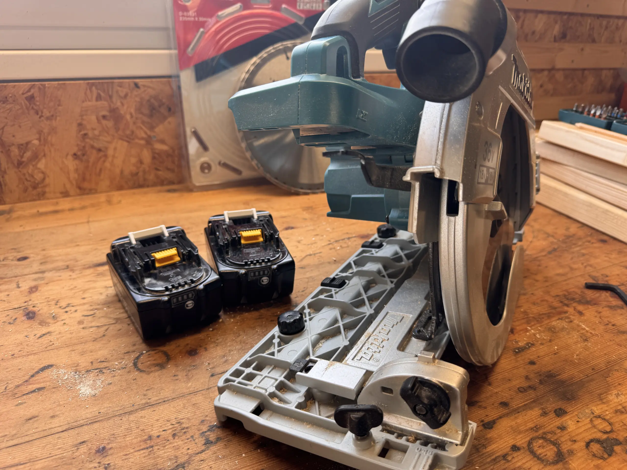 Makita DHS900 ohne Akkus vor dem sicheren Sägeblattwechsel