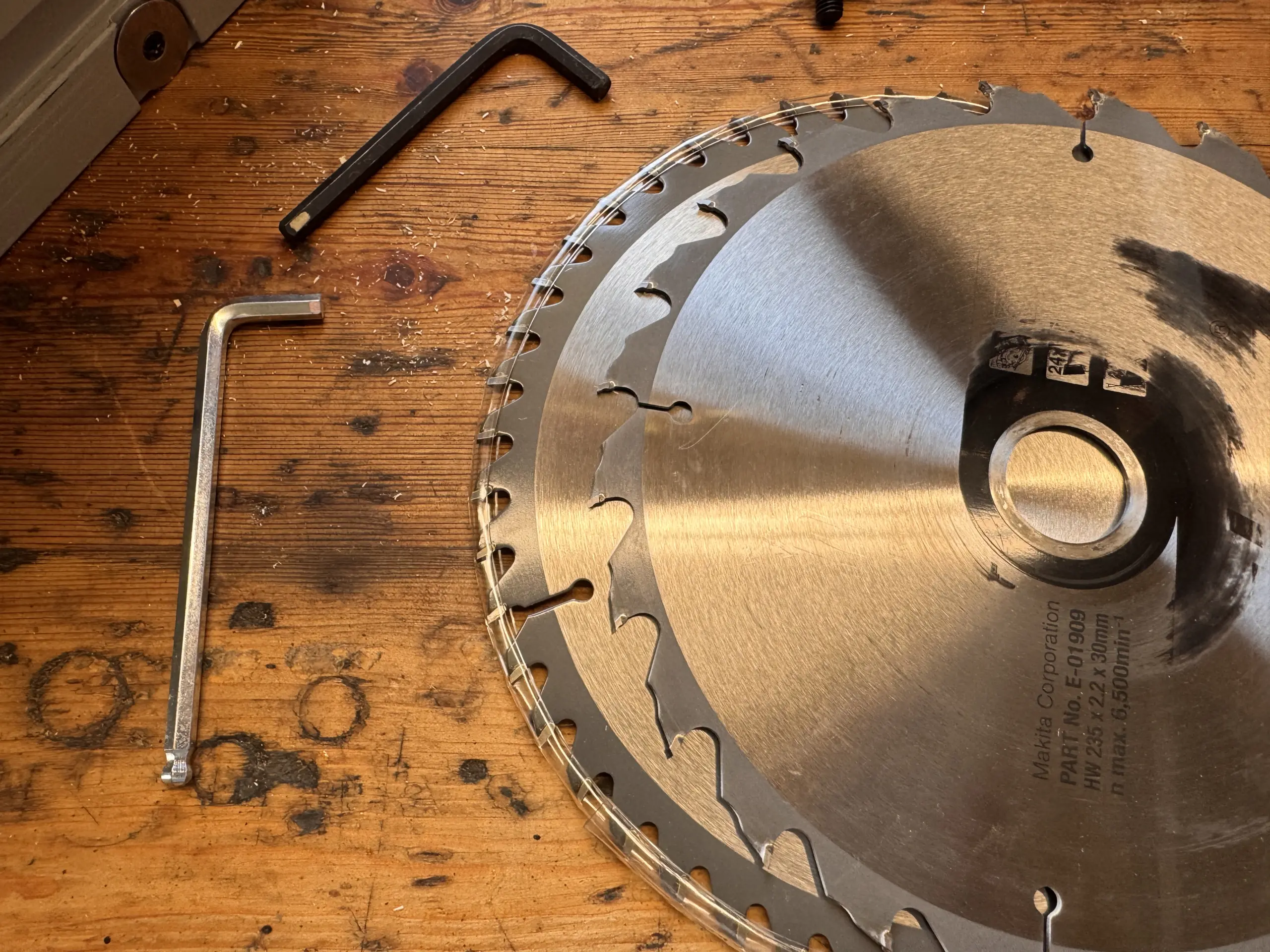 Ausgebautes Makita EFFICUT 24Z Sägeblatt der DHS900 mit 235 mm Durchmesser