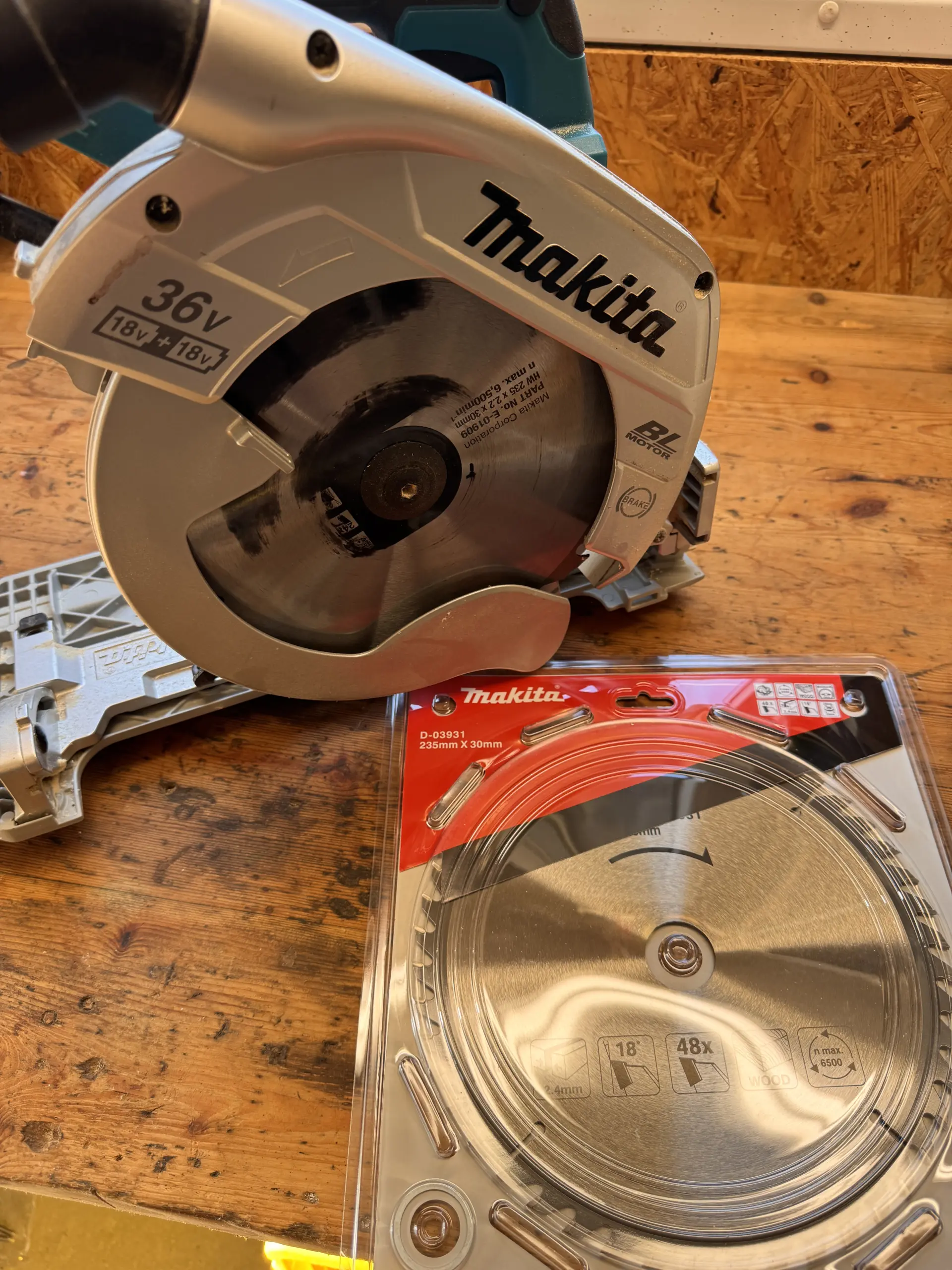 Makita DHS900 mit Makita D-03931 Sägeblatt