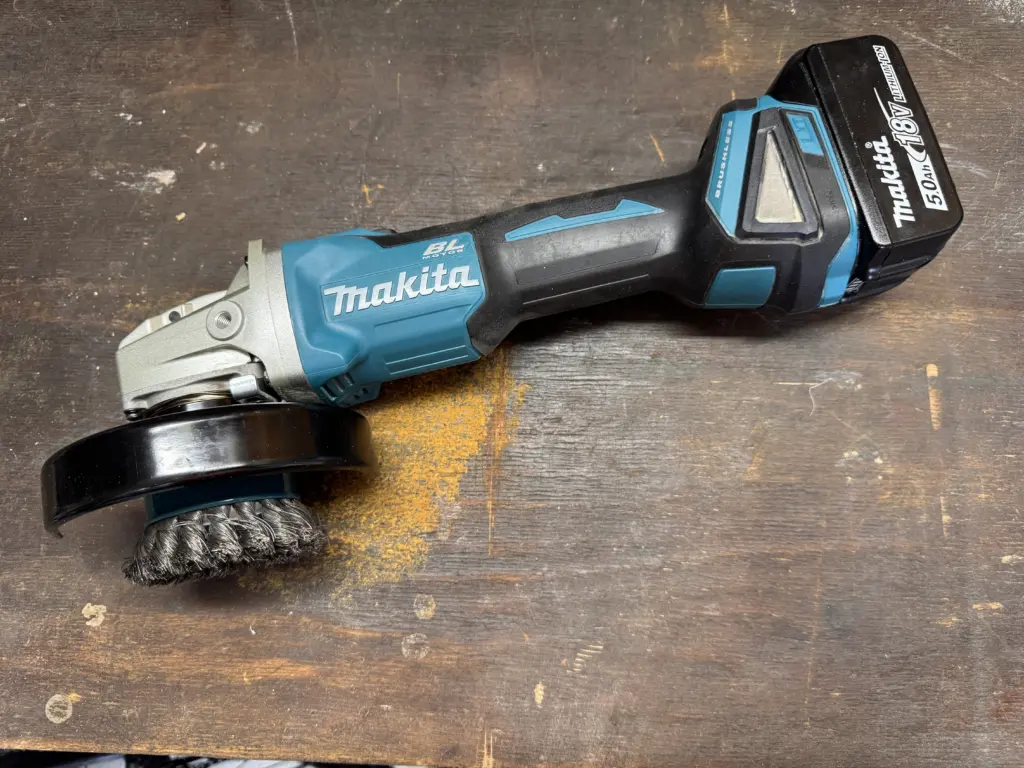 Makita DGA521 18V Winkelschleifer mit Drahtbürste und 5,0-Ah-Akku