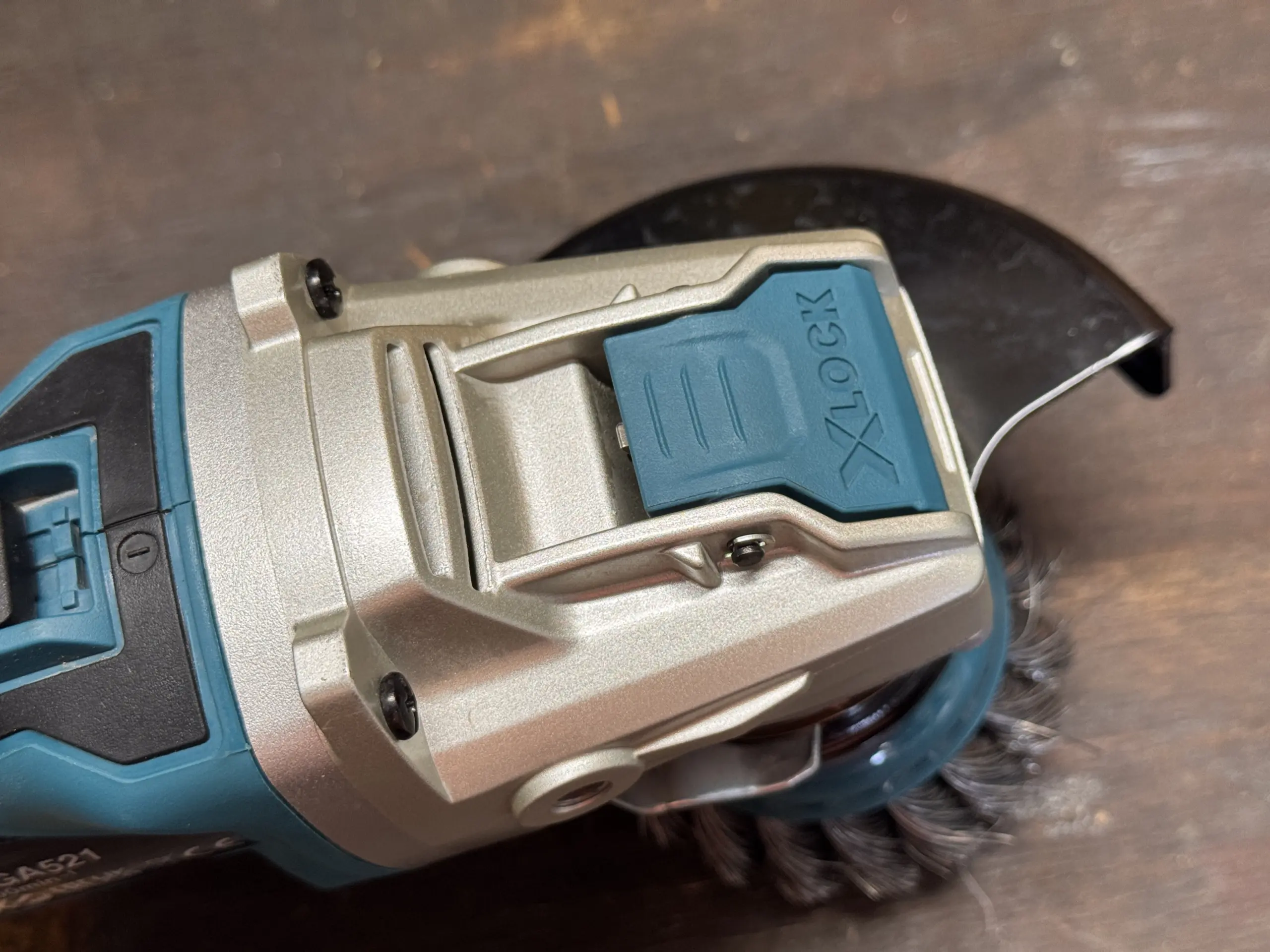 X-LOCK Scheibe wechseln am Makita DGA521 mit montierter Drahtbürste