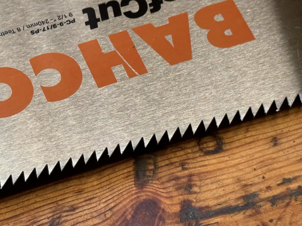 Nahaufnahme der gröberen Zahnseite der BAHCO ProfCut PC-9-9/17-PS