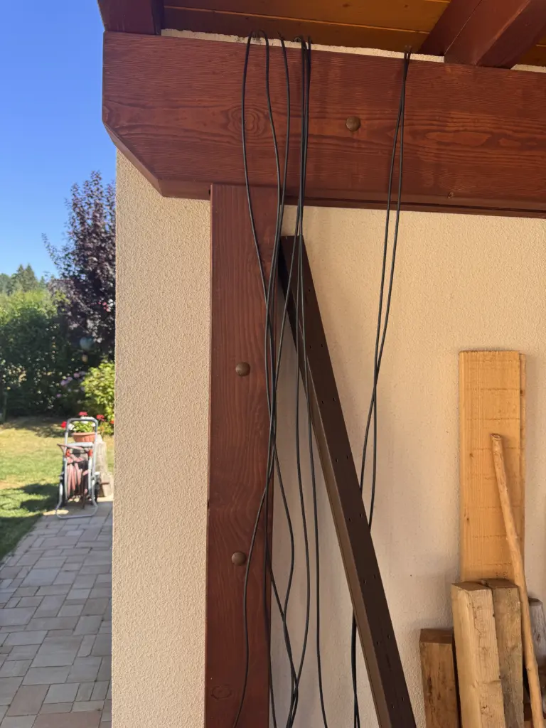 Lose Solarkabel am Carport vor der endgültigen Kabelverlegung