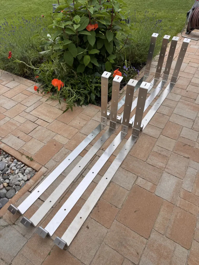 Metallhalterungen für Solarmodule auf einem Carport-Flachdach