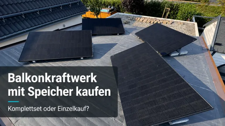 Vier Solarmodule auf einem Flachdach mit Textoverlay „Balkonkraftwerk mit Speicher kaufen – Komplettset oder Einzelkauf“