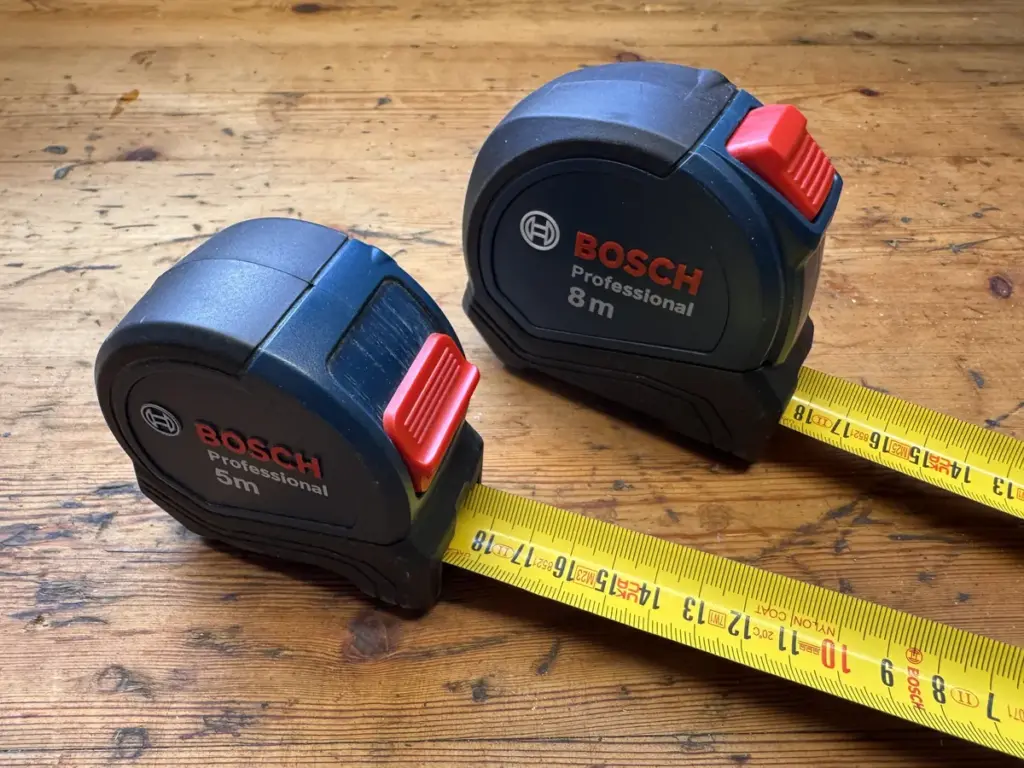 Bosch Professional 5-m- und 8-m-Bandmaß mit ausgezogenen Messbändern