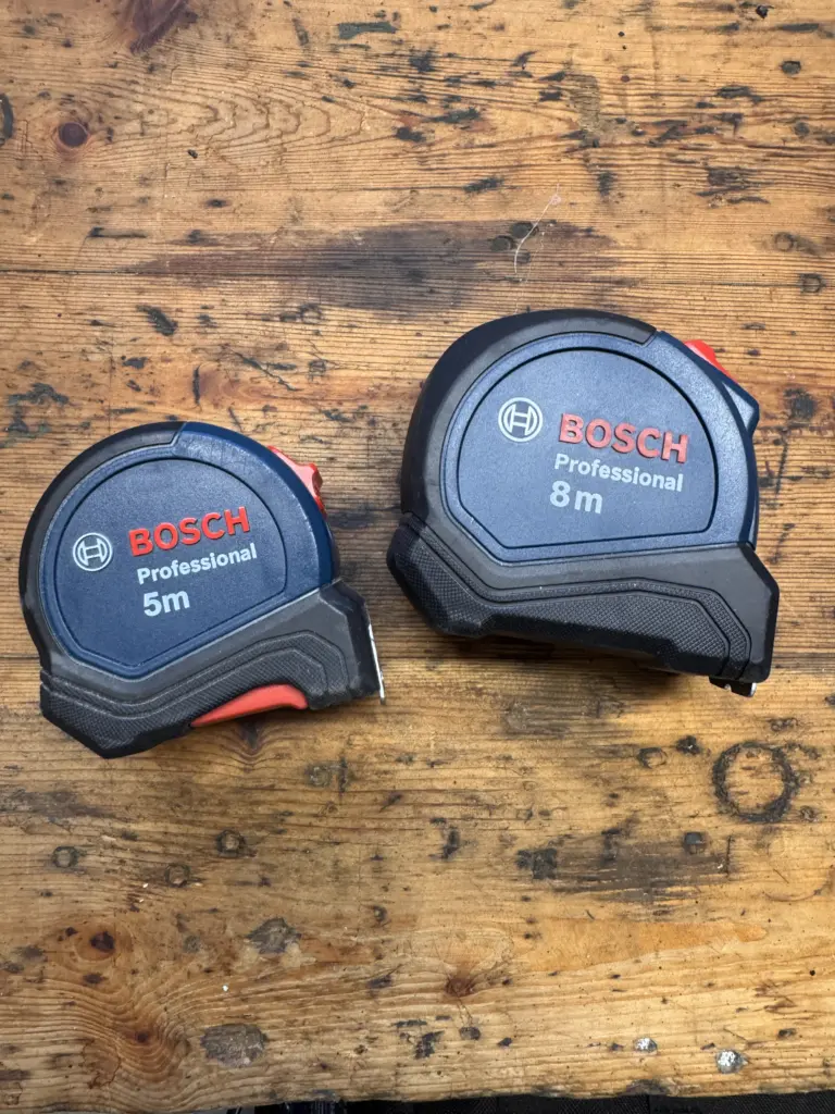Bosch Professional Bandmaße mit 5 und 8 Meter Länge auf einer Werkbank
