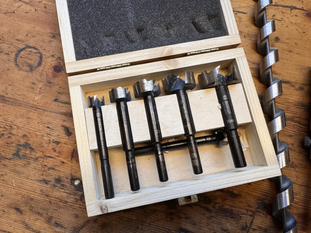 Bosch Scharnierlochbohrer in fünf Größen von 15 bis 35 Millimeter in einer Holzbox