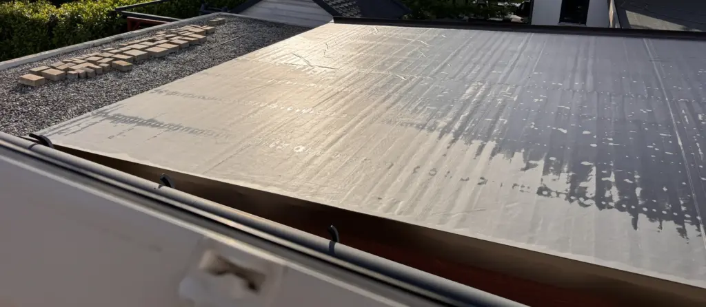 Flachdach des Carports vor der Montage der Solarmodule