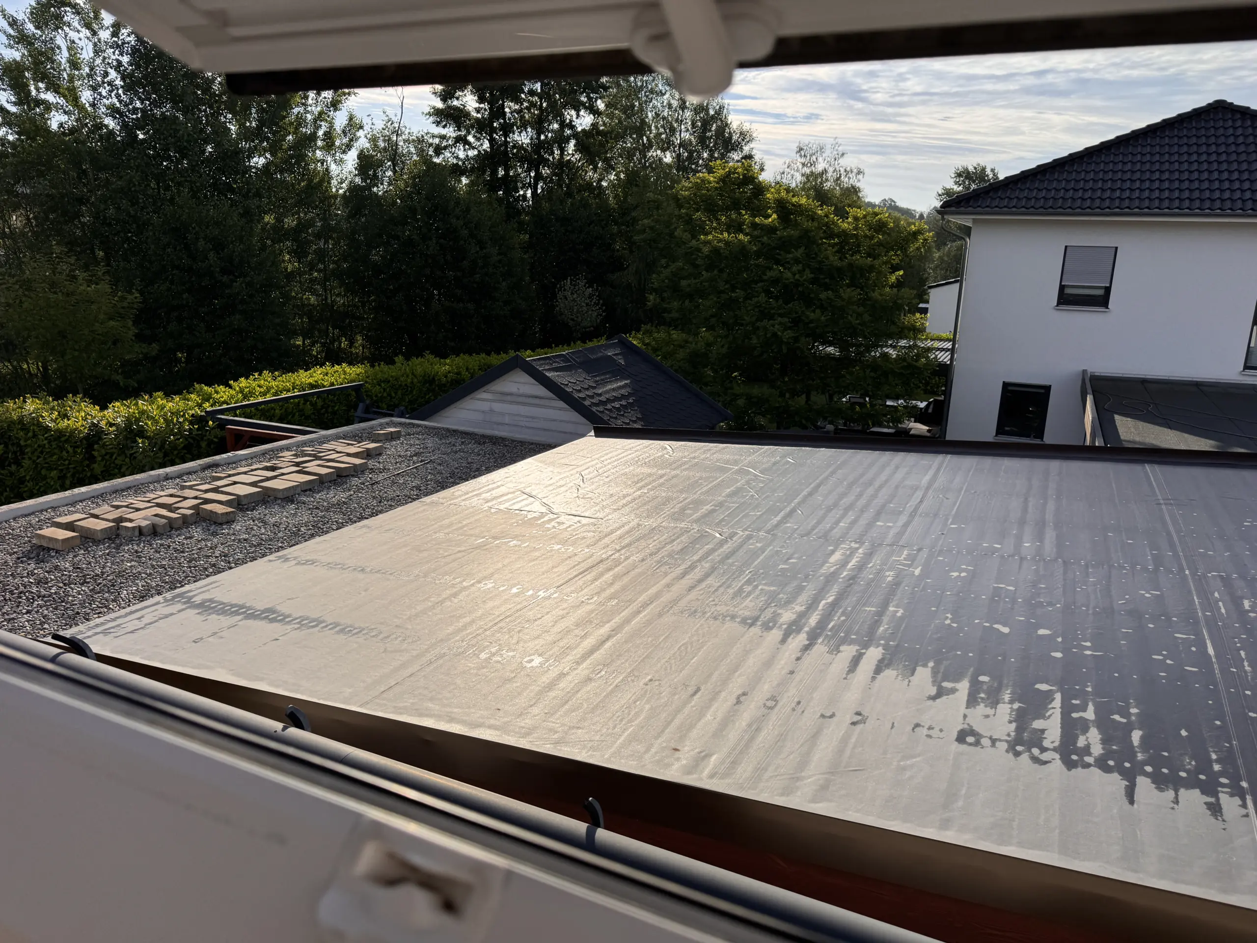 Carport-Flachdach vor dem Balkonkraftwerk auf Flachdach befestigen