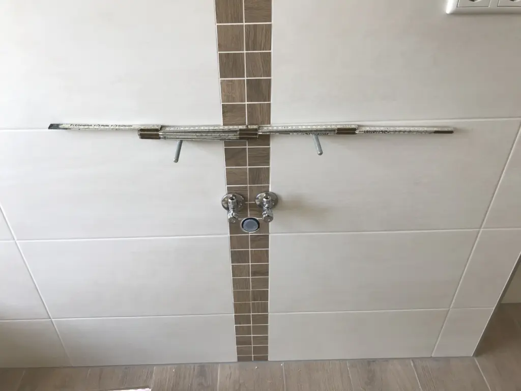 Befestigungspunkte für einen Waschtisch in einer gefliesten Badwand