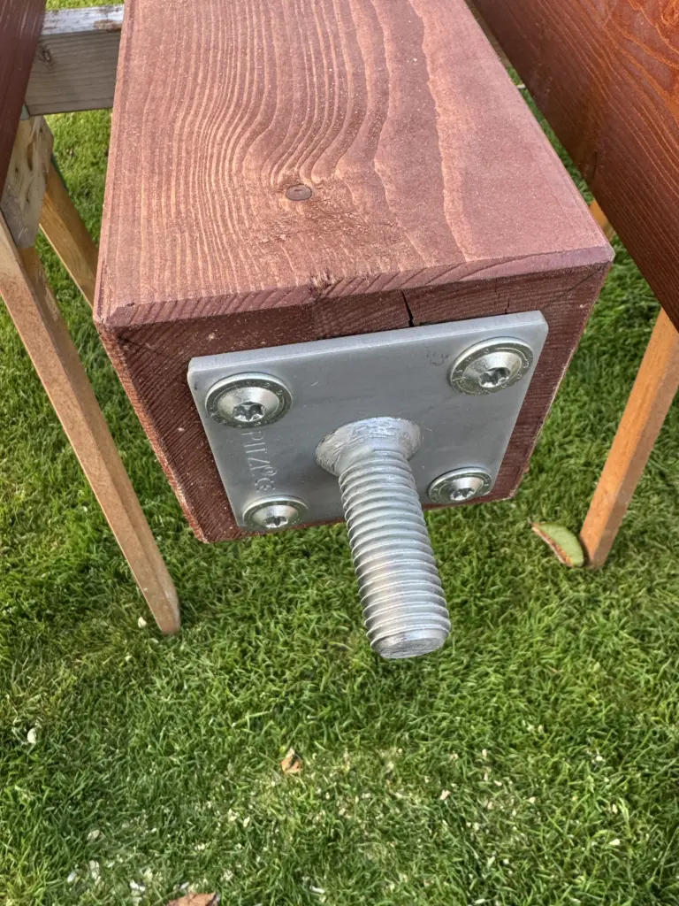 Fertig verschraubte Pfostenträger-Verbindung mit vier Holzschrauben am Carport