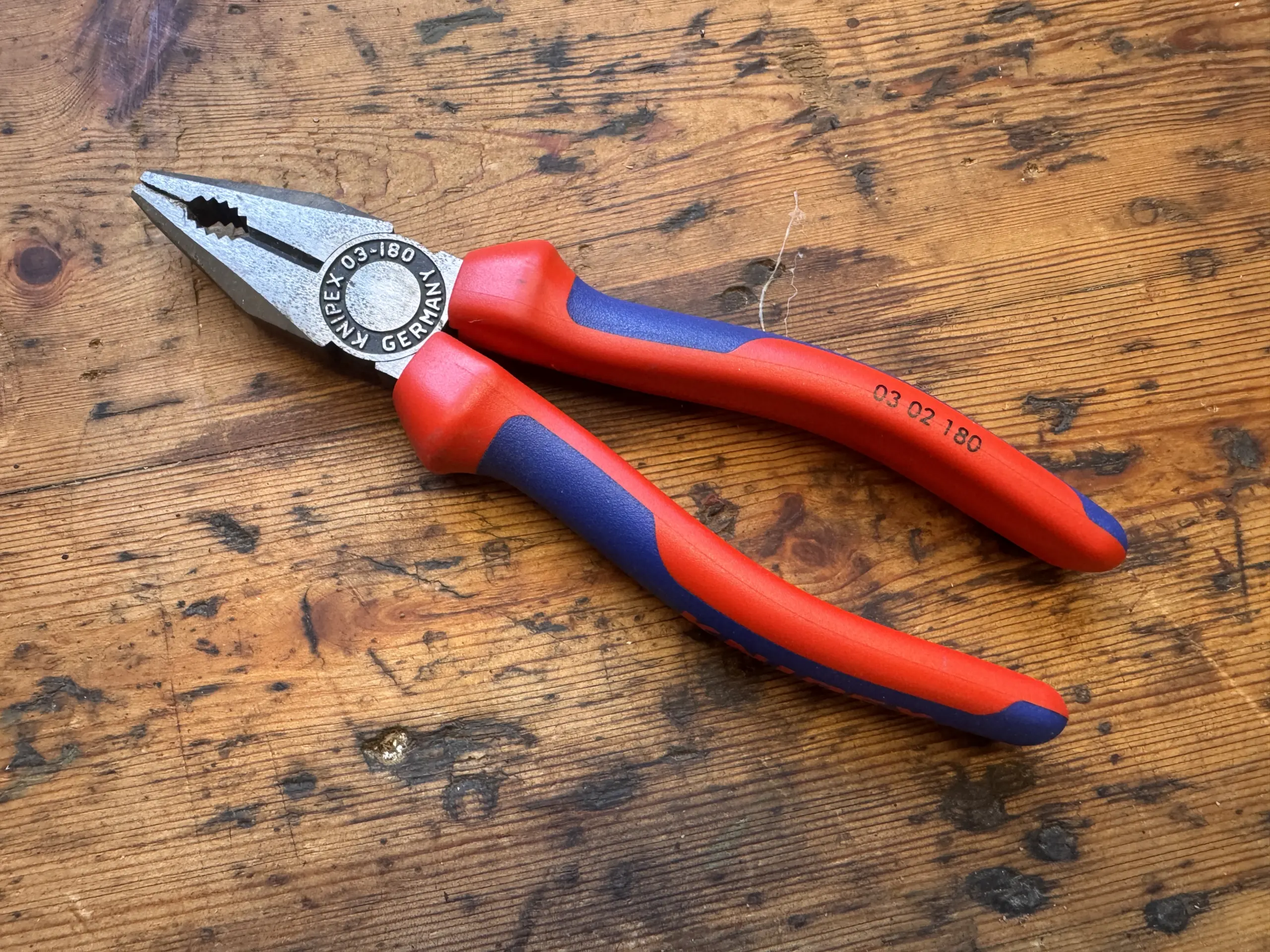 Knipex 03 02 180 Kombizange auf einer Holzwerkbank