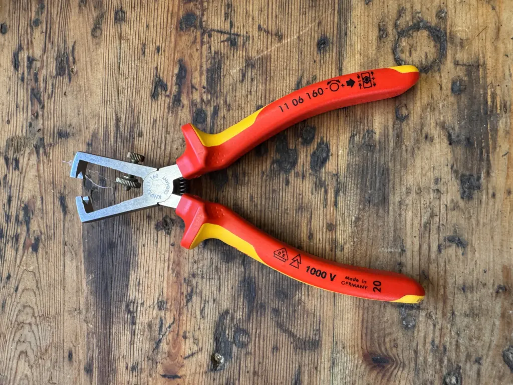 Knipex 11 06 160 VDE-Abisolierzange mit Rändelschraube