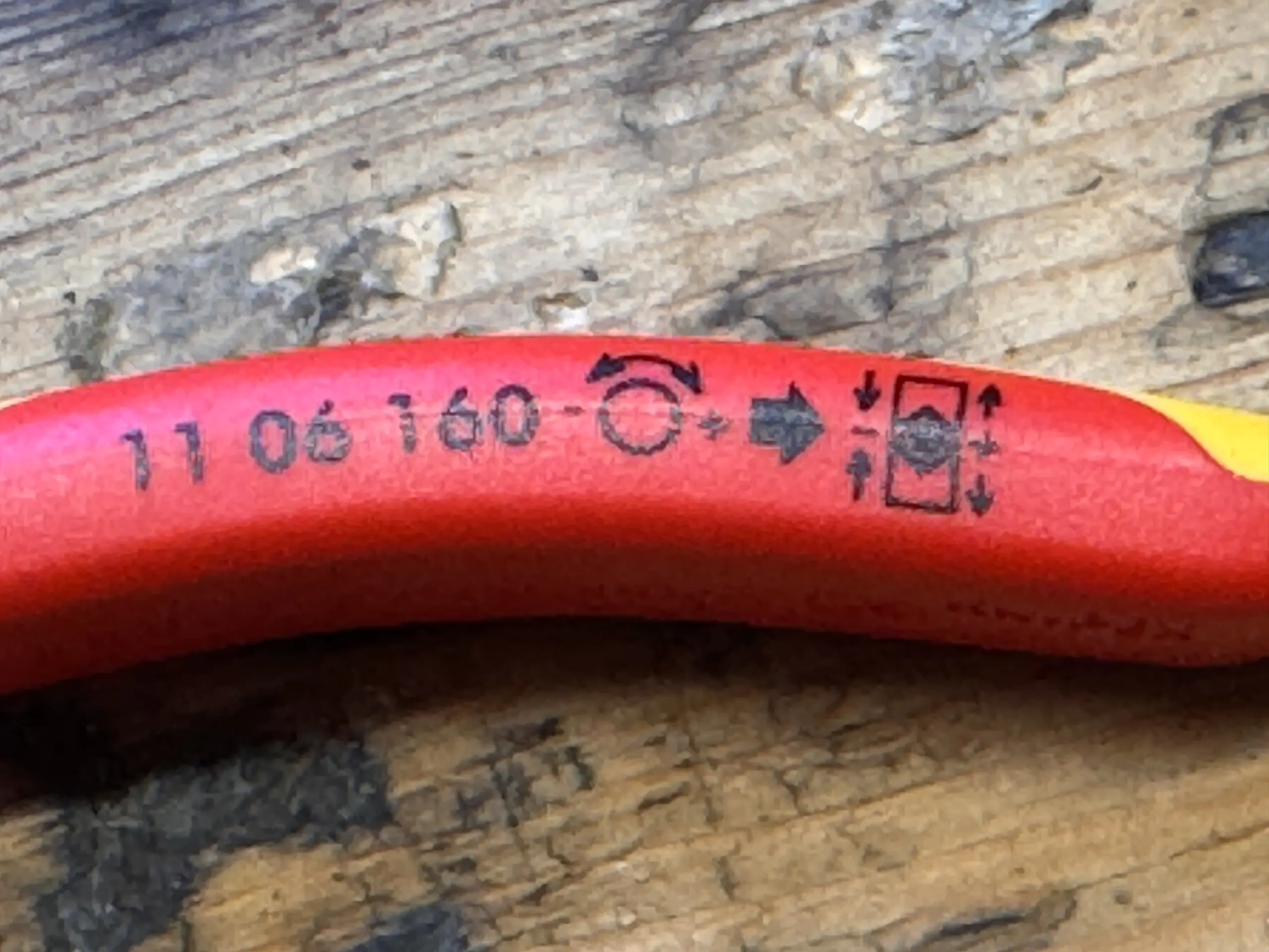 Modellkennzeichnung 11 06 160 und Einstellsymbole am roten Griff der Knipex Abisolierzange