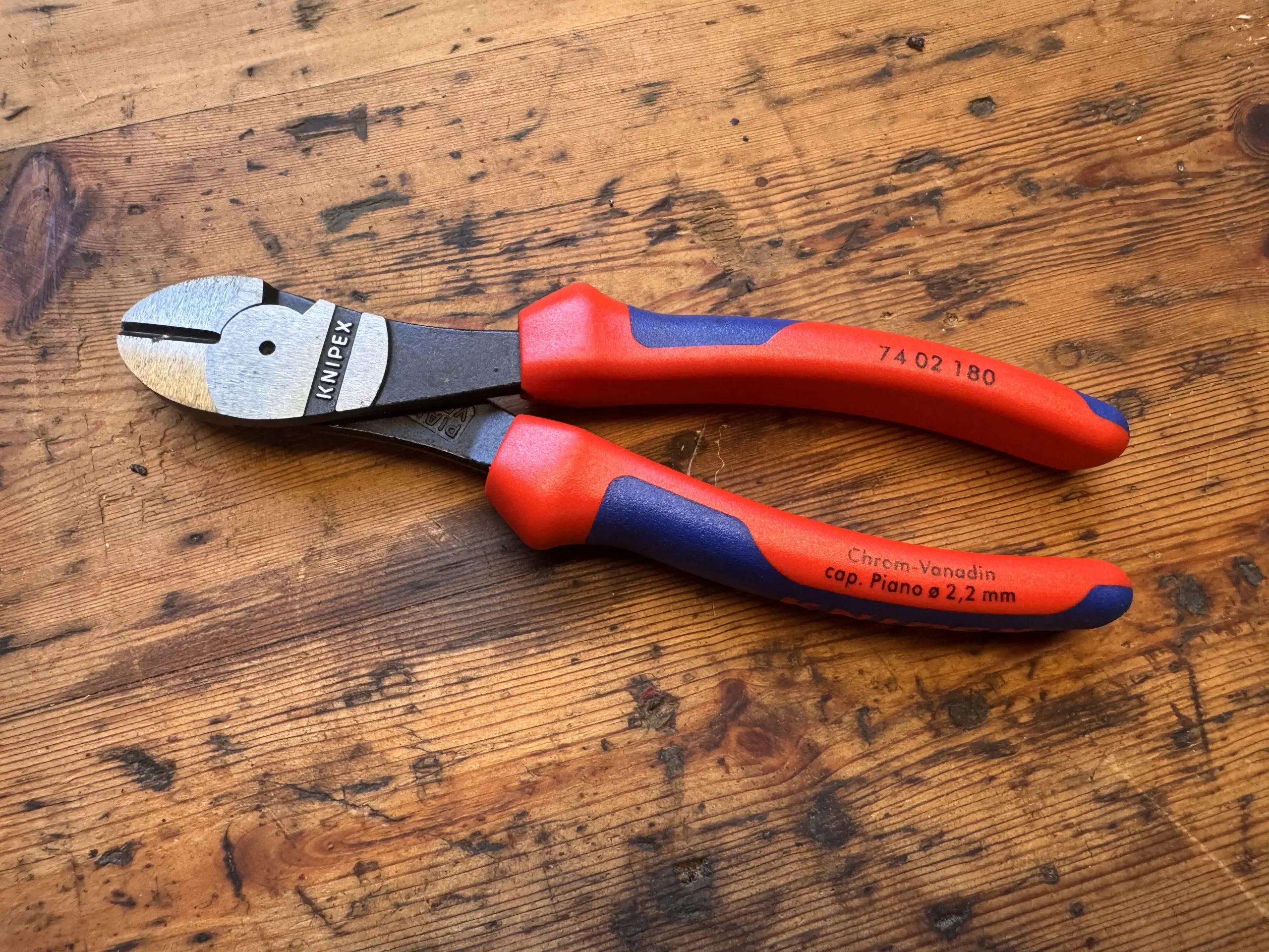 Knipex 74 02 180 Kraft-Seitenschneider auf einer Holzwerkbank