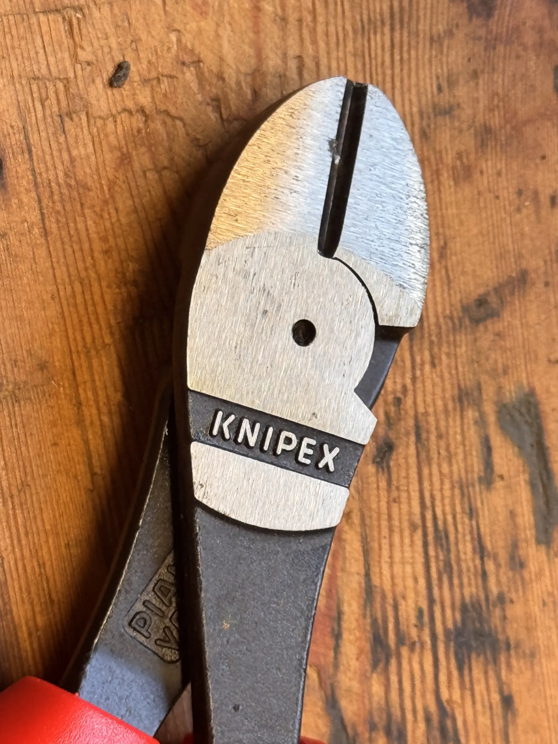 Nahaufnahme der Schneiden am Knipex Kraft-Seitenschneider 74 02 180