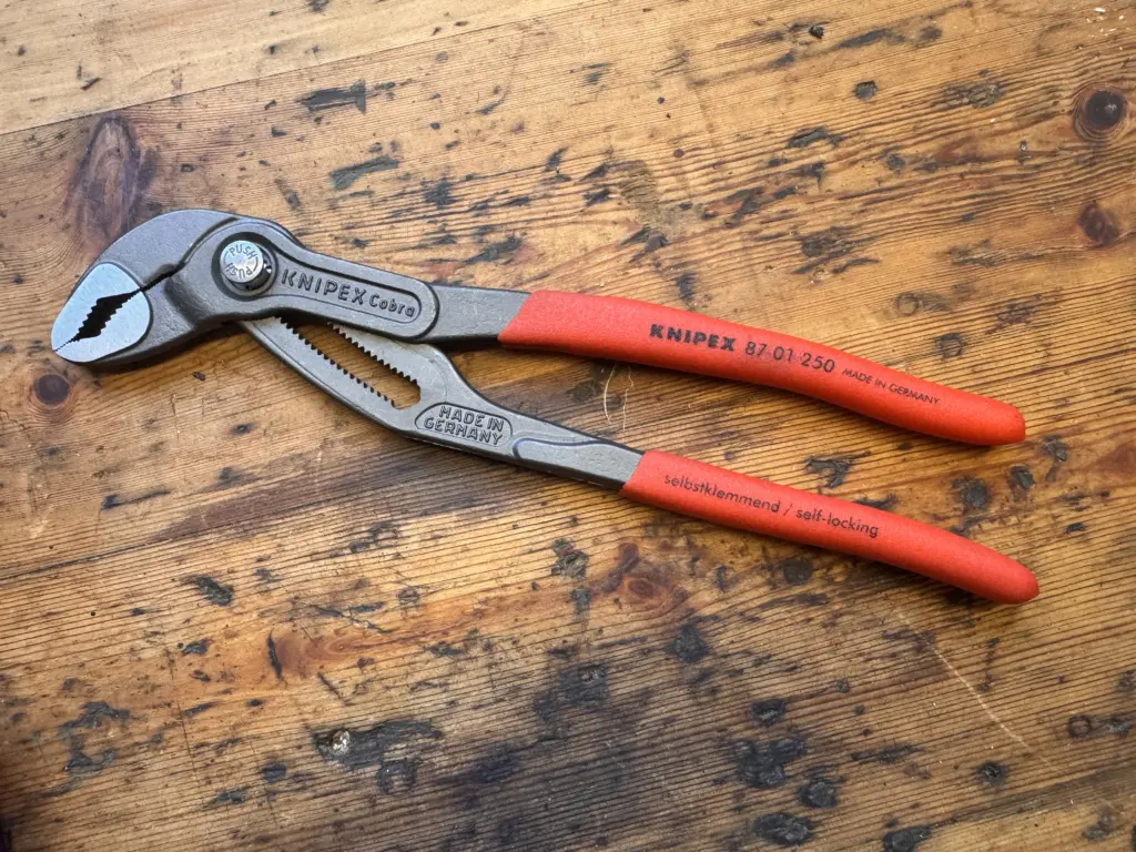 Knipex Cobra 87 01 250 Wasserpumpenzange auf einer Holzwerkbank
