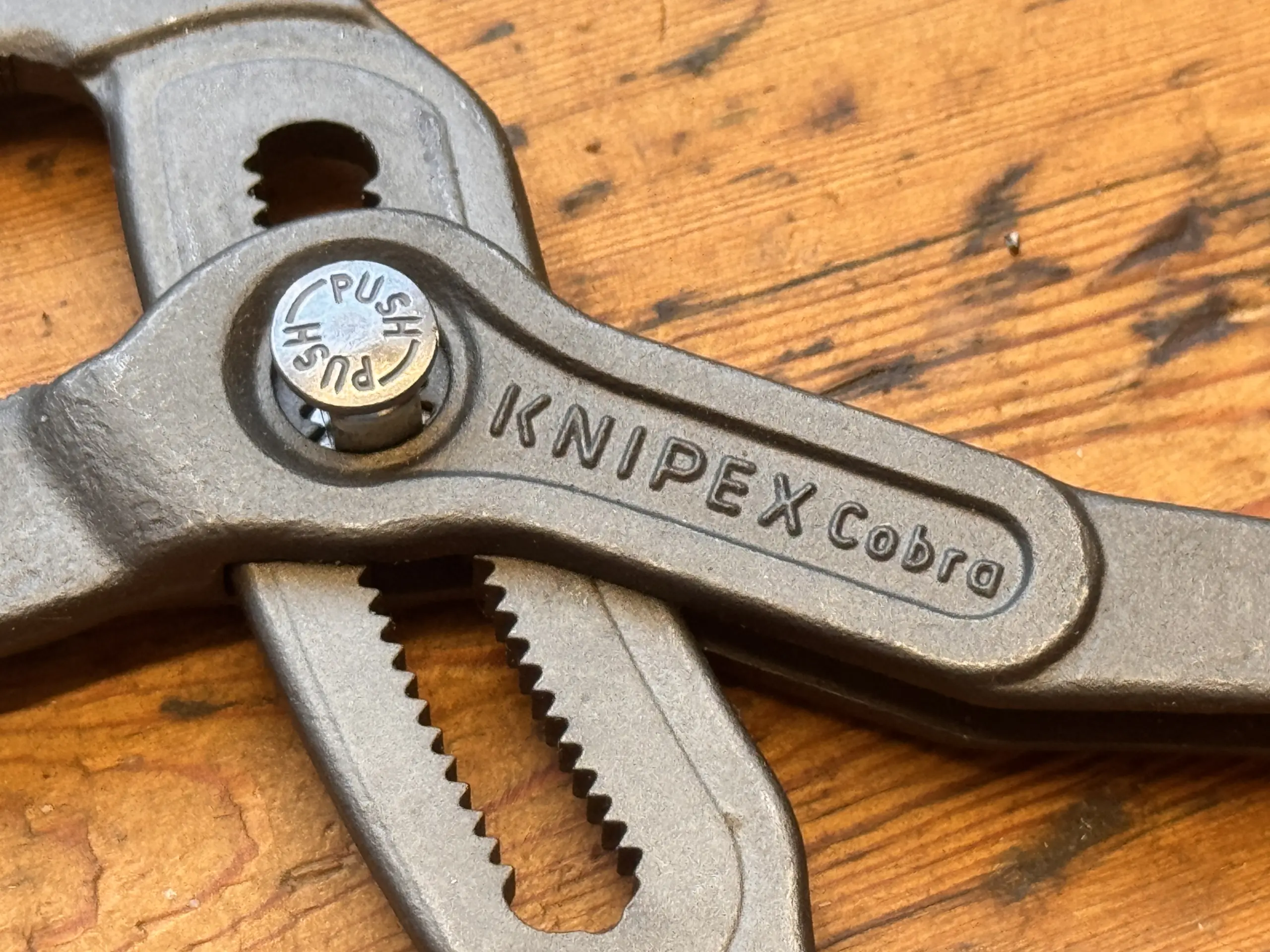 Druckknopf und Gelenk der Knipex Cobra 87 01 250