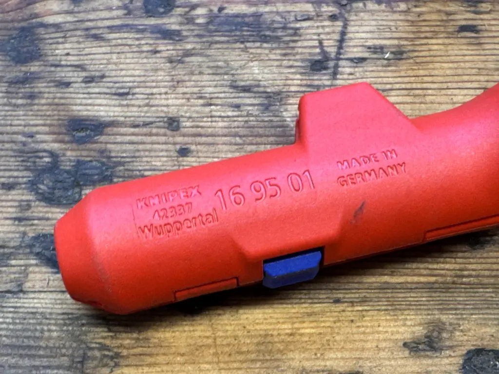 Eingeprägte Modellkennzeichnung 16 95 01 am roten Knipex ErgoStrip