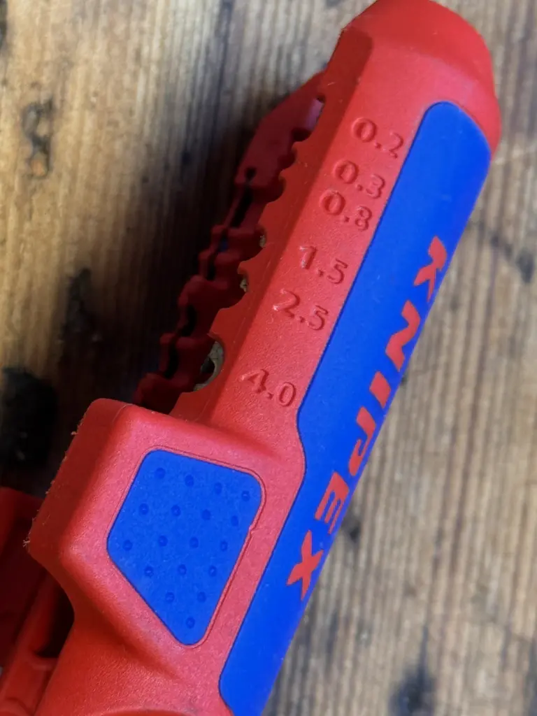 Markierungen 0,2 0,3 0,8 1,5 2,5 und 4,0 mm² am Knipex ErgoStrip