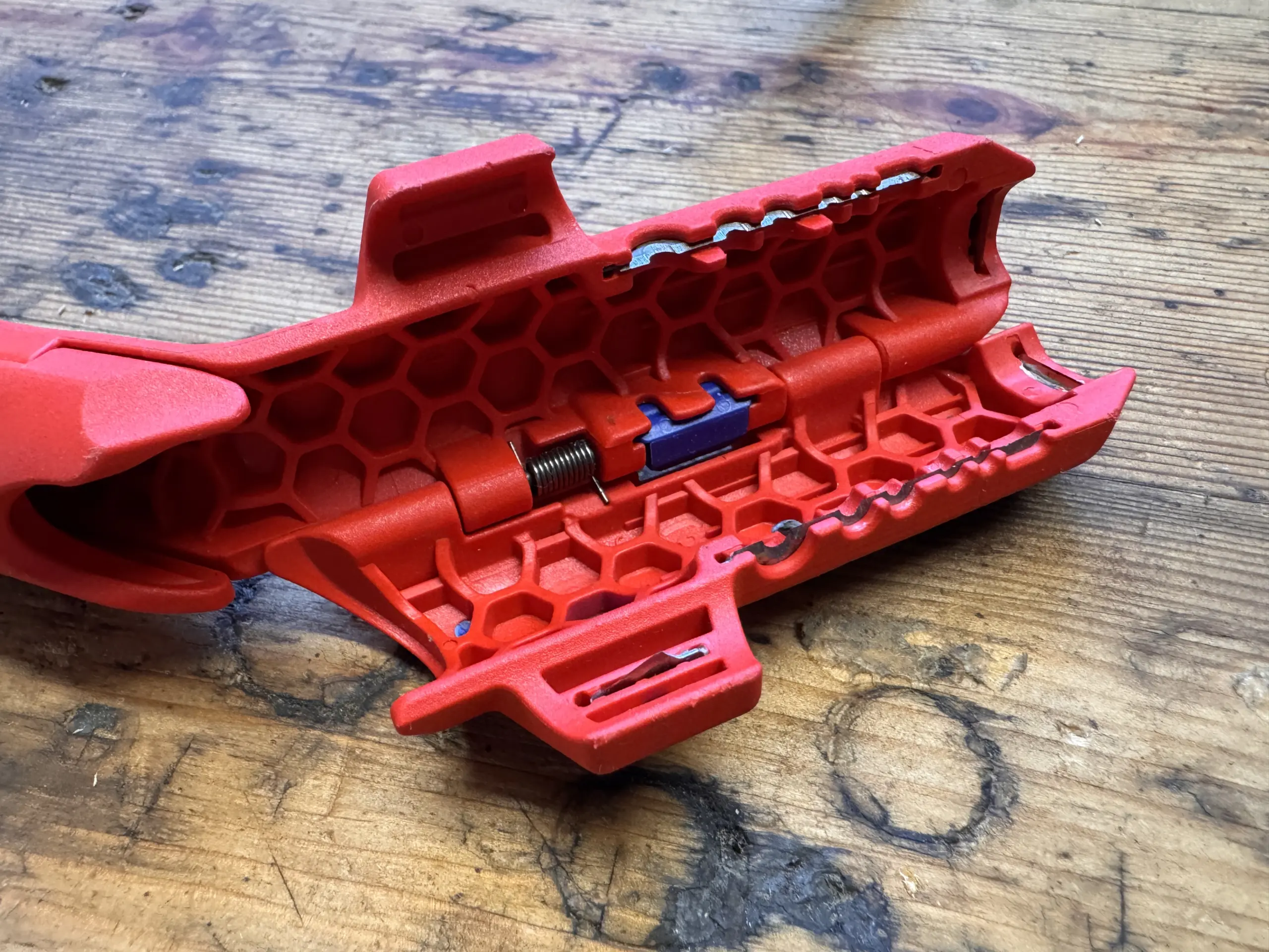 Geöffneter Knipex ErgoStrip mit sichtbaren Formmessern und Federmechanik