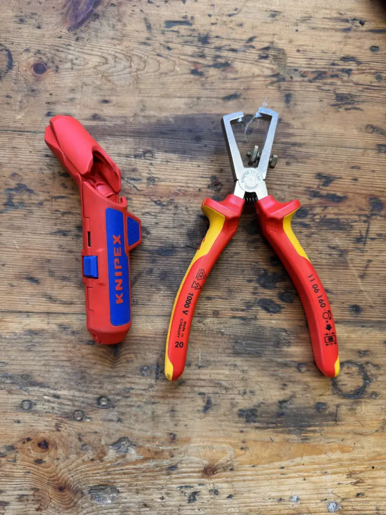 Knipex Abisolierzange 11 06 160 und ErgoStrip für Kabelarbeiten