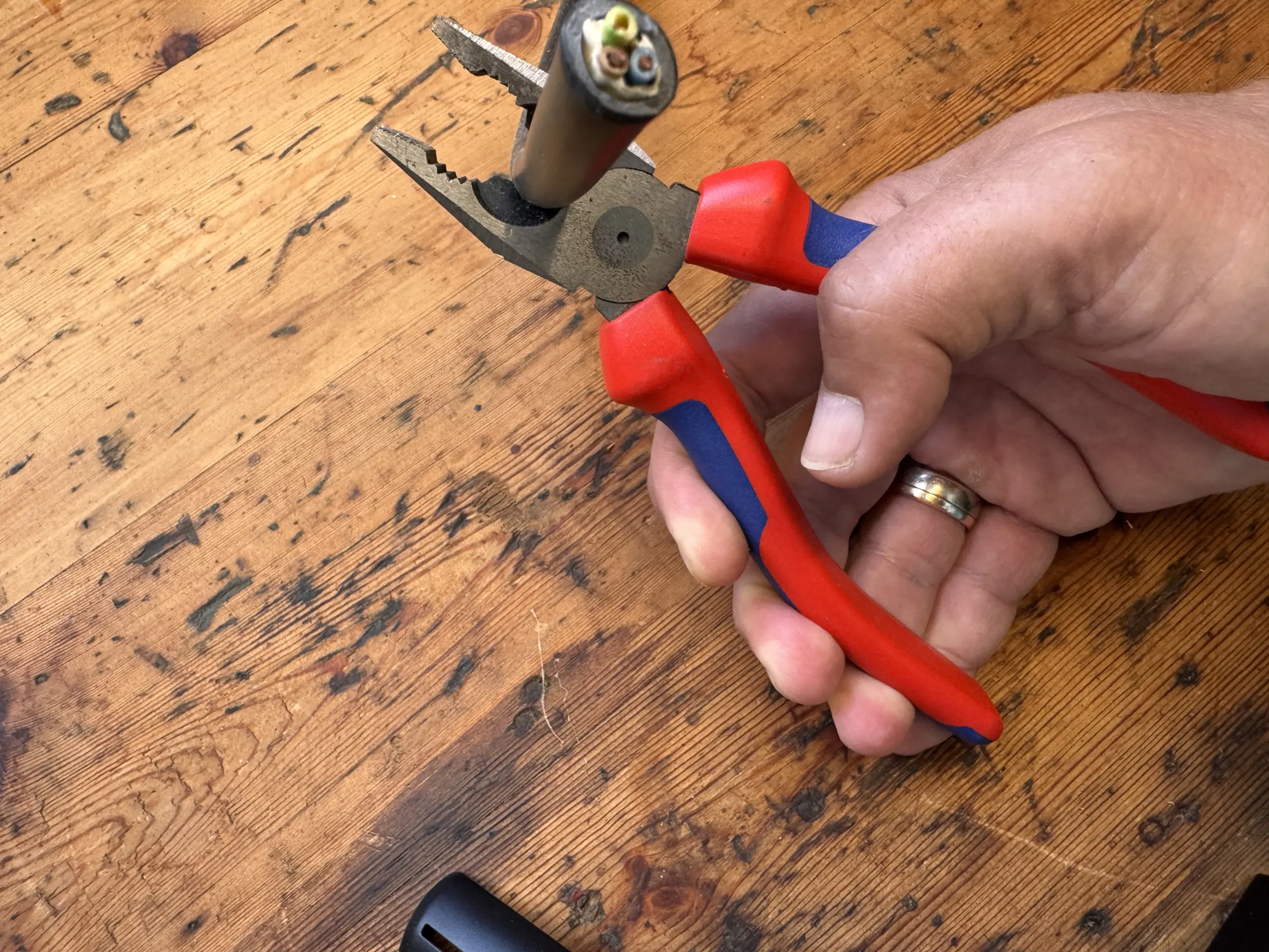 Knipex Kombizange 03 02 180 beim Schneiden eines mehradrigen Kabels