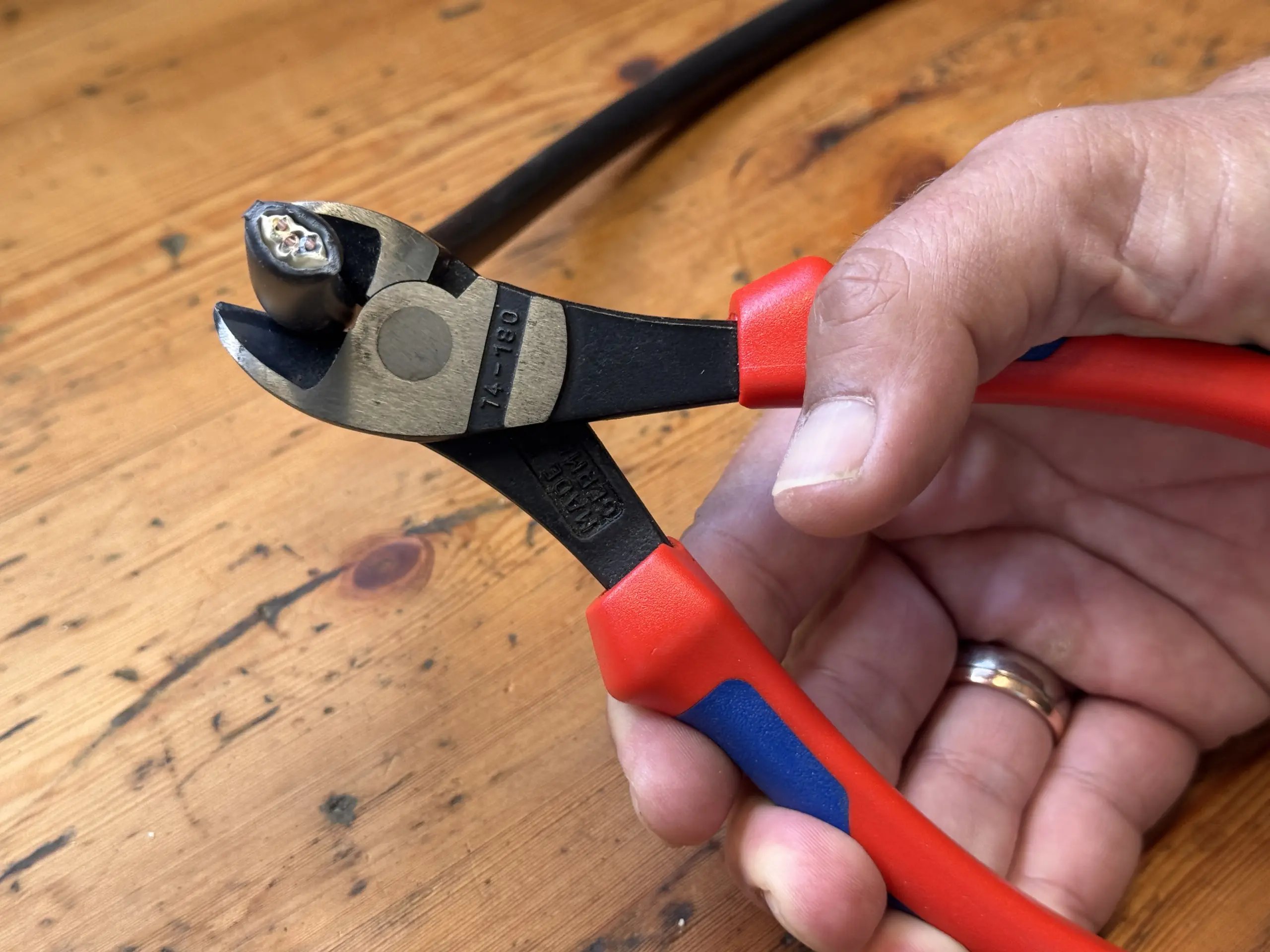 Knipex Kraft-Seitenschneider 74 02 180 beim Schneiden eines mehradrigen Kabels