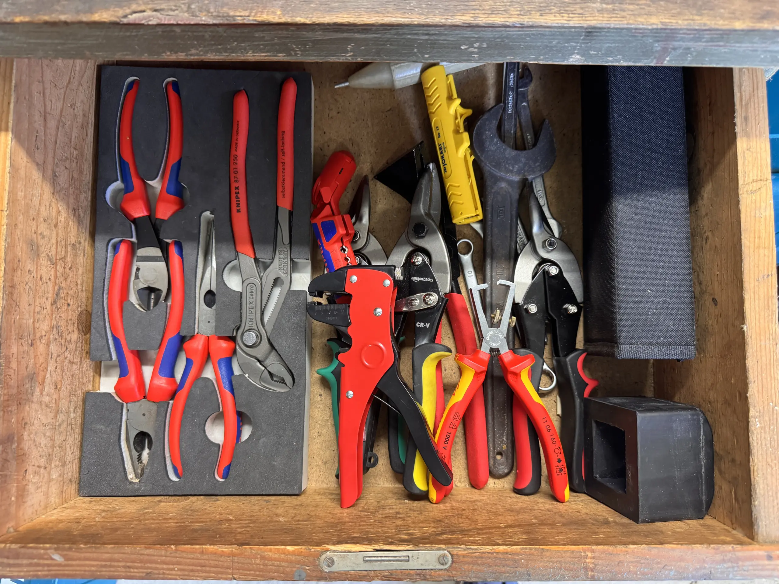 Geöffnete Werkbankschublade mit Knipex Zangen in Schaumstoffeinlage und weiteren Handwerkzeugen