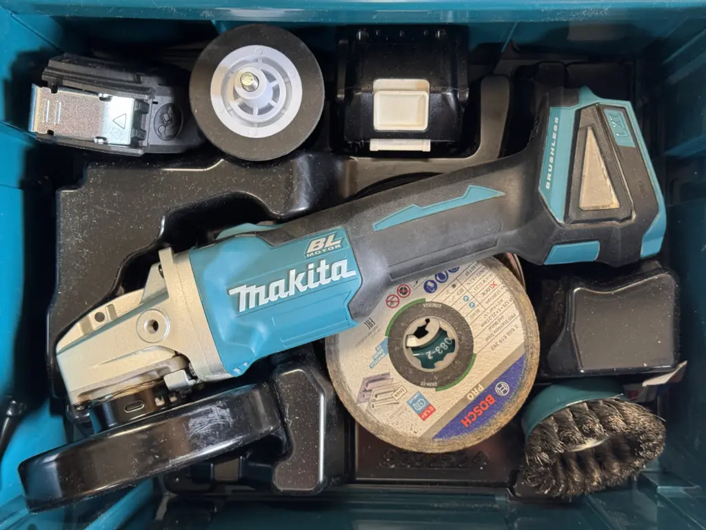 Makita DGA521 Winkelschleifer mit Zubehör in einem Makpac
