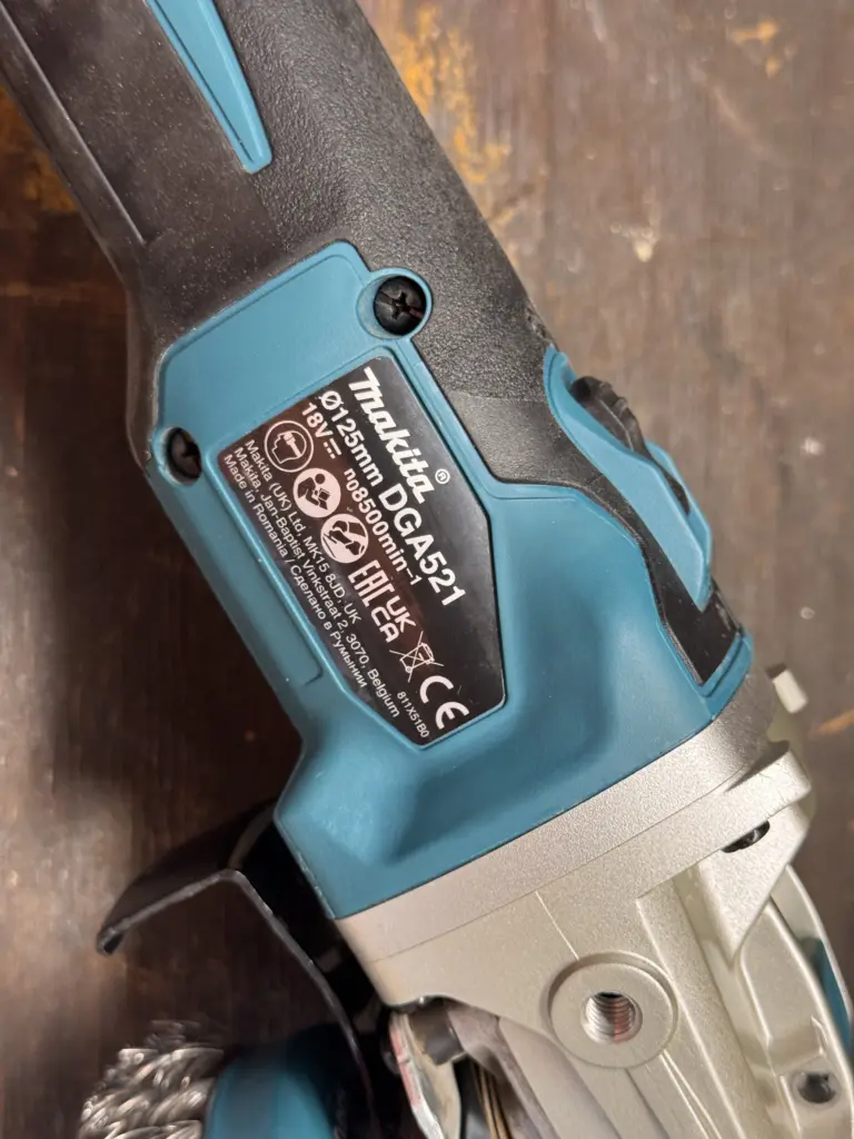 Typenschild eines Makita DGA521 mit gut lesbarer Modellbezeichnung