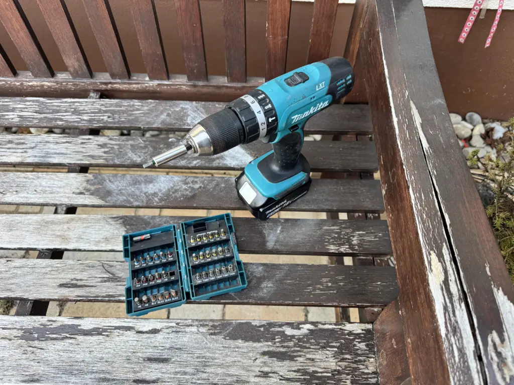 Makita DHP453 Akku-Bohrschrauber mit Akku und geöffnetem Bit-Set