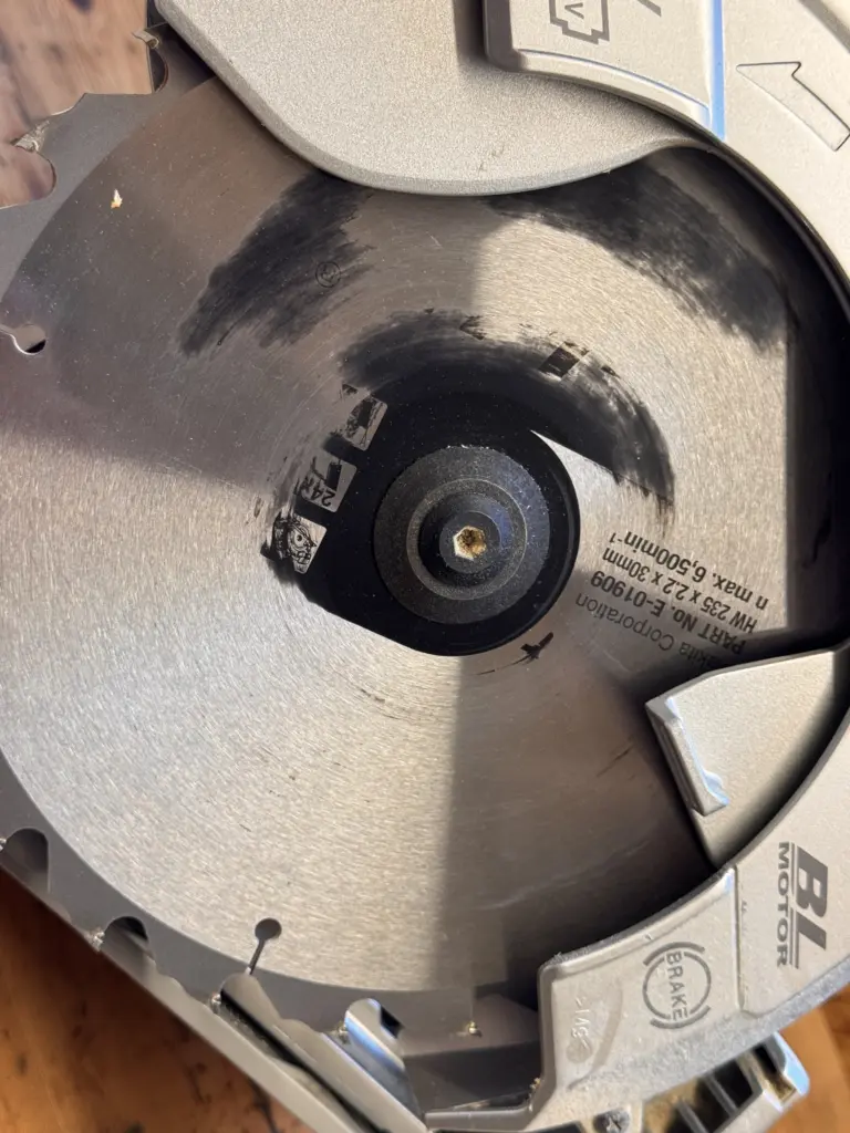 Makita DHS900 mit eingebautem E-01909 Sägeblatt mit 24 Zähnen und 2,2 mm Schnittbreite