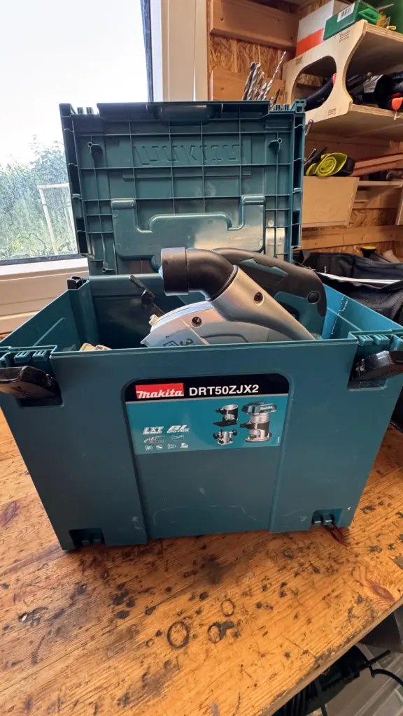 Makita DHS900 beim Versuch sie in einem geöffneten MAKPAC Gr. 4 zu verstauen